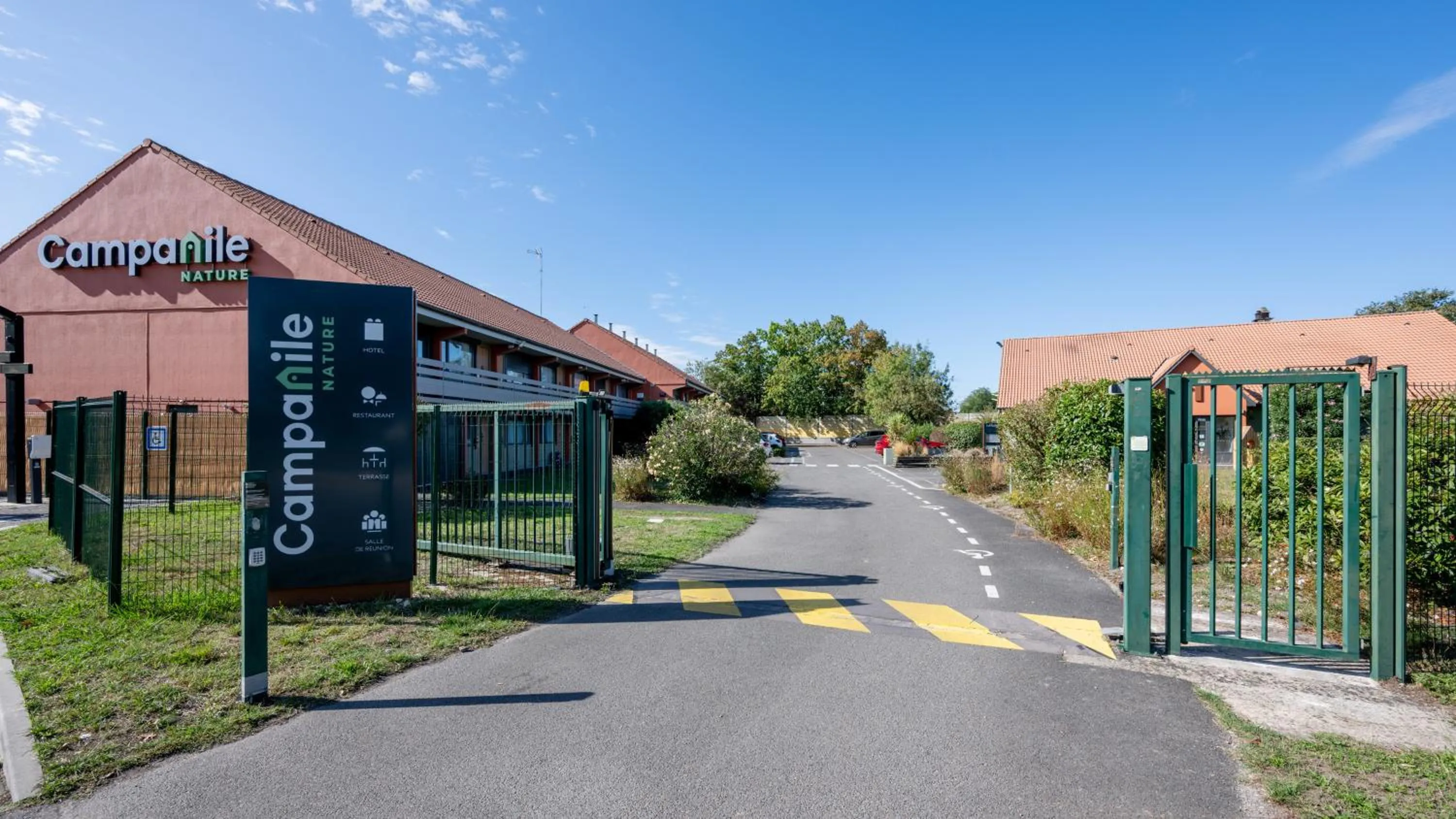 Facade/entrance in Campanile NATURE - Bordeaux Sud Gradignan Talence