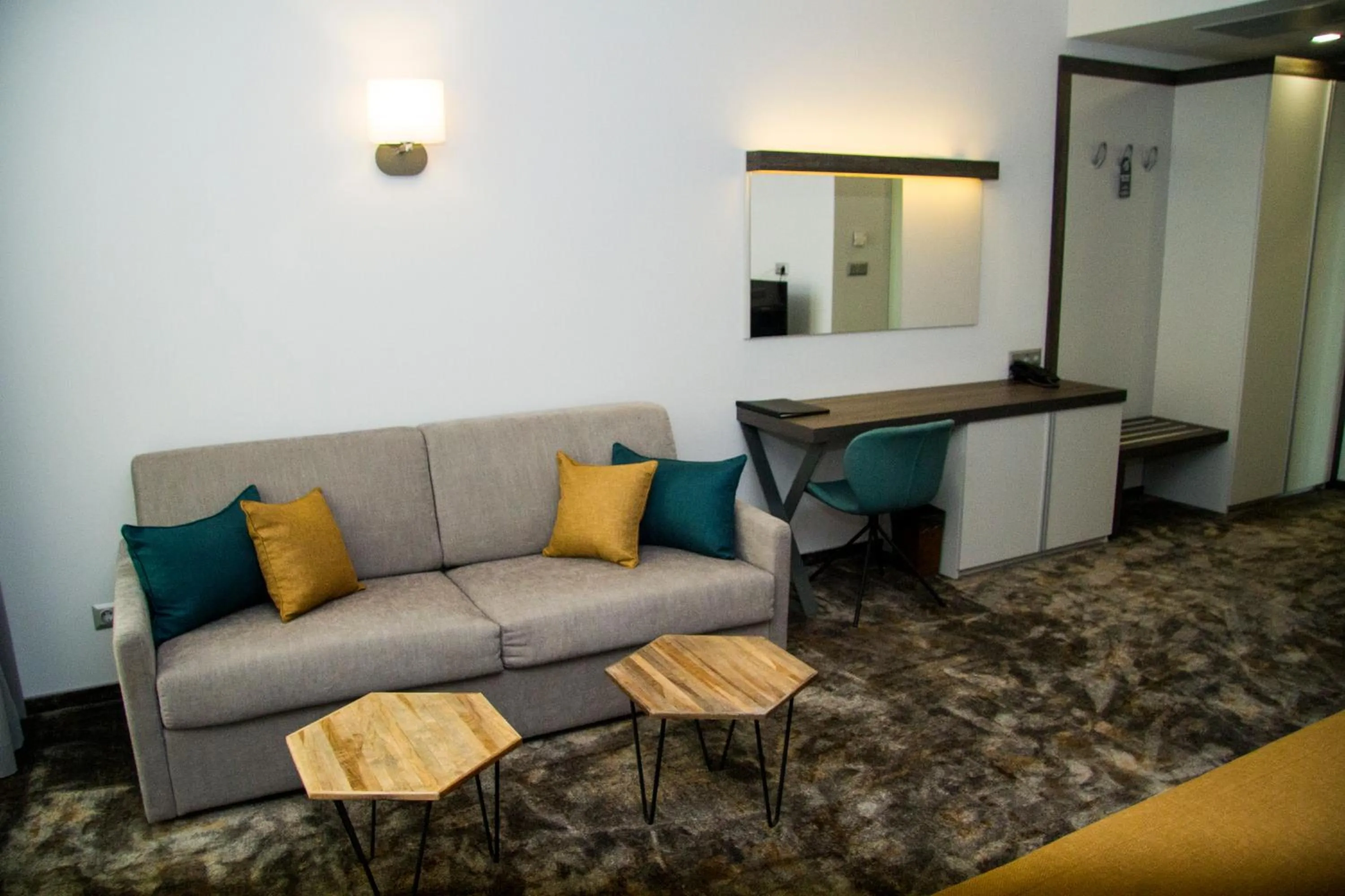 cot in Best Western PLUS Premium Inn