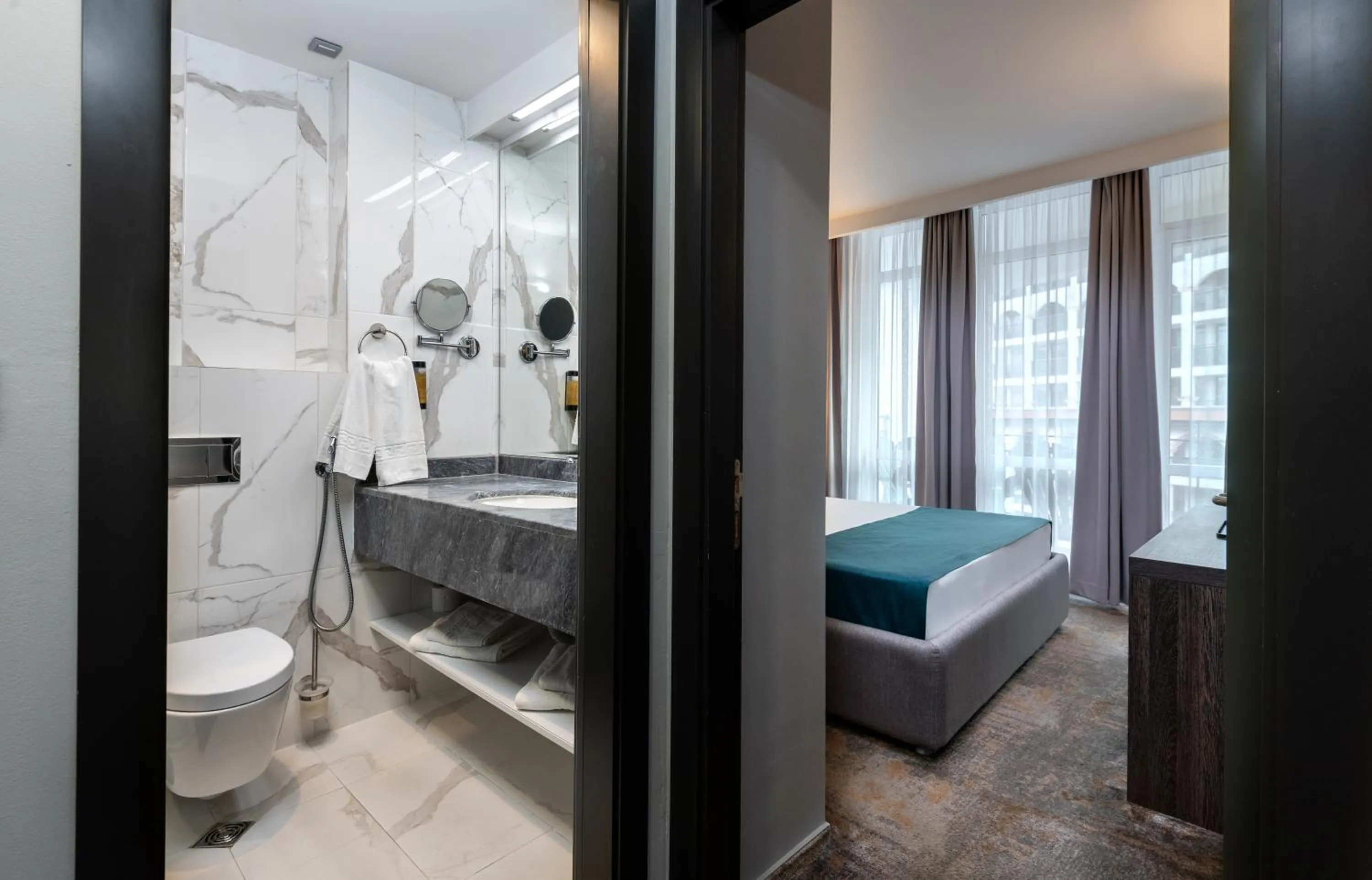 Toilet, Bed in Best Western PLUS Premium Inn