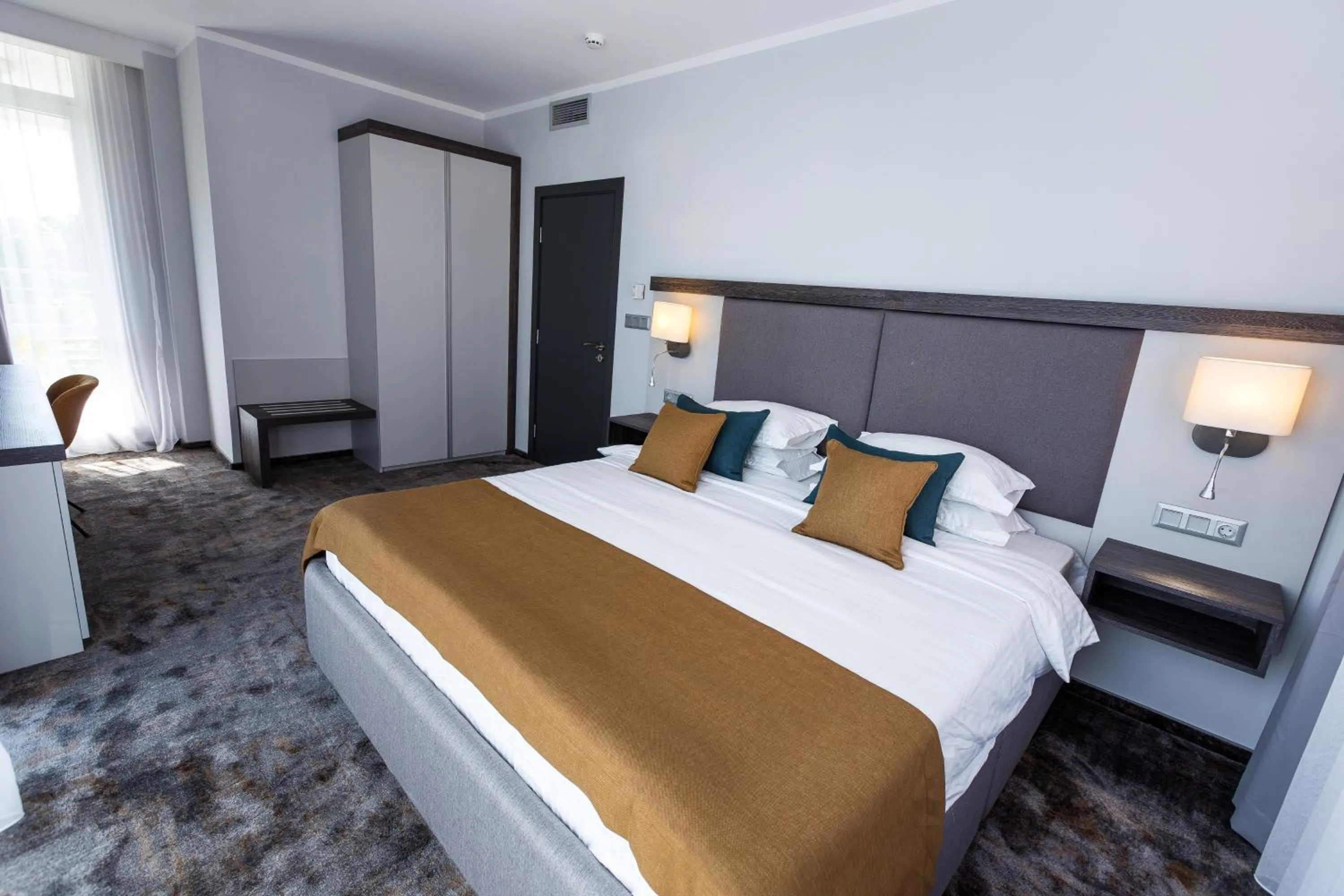 Seating area, Bed in Best Western PLUS Premium Inn