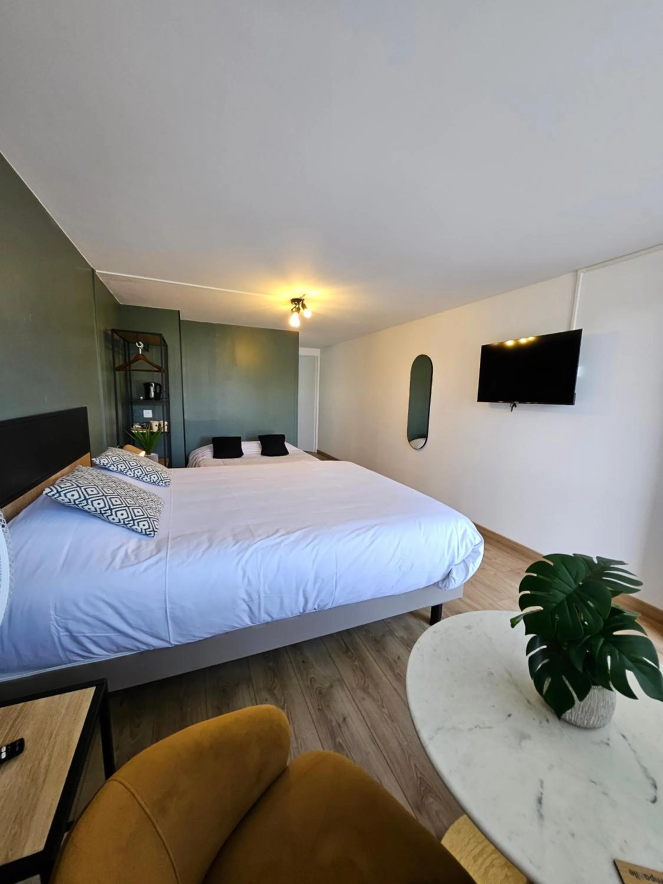 Photo of the whole room, Bed in Campanile Chartres