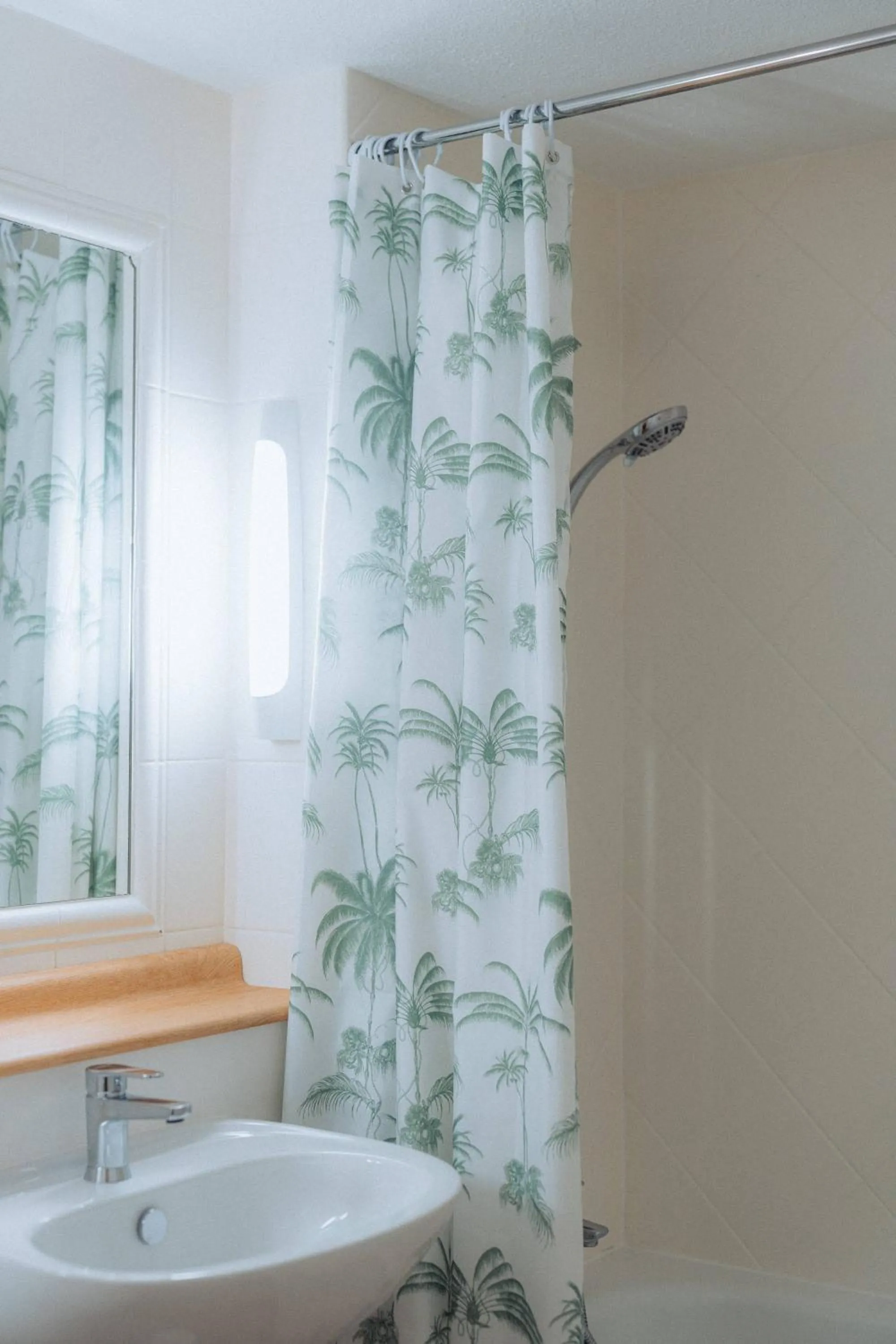 Bathroom in Kyriad Cannes - Mandelieu