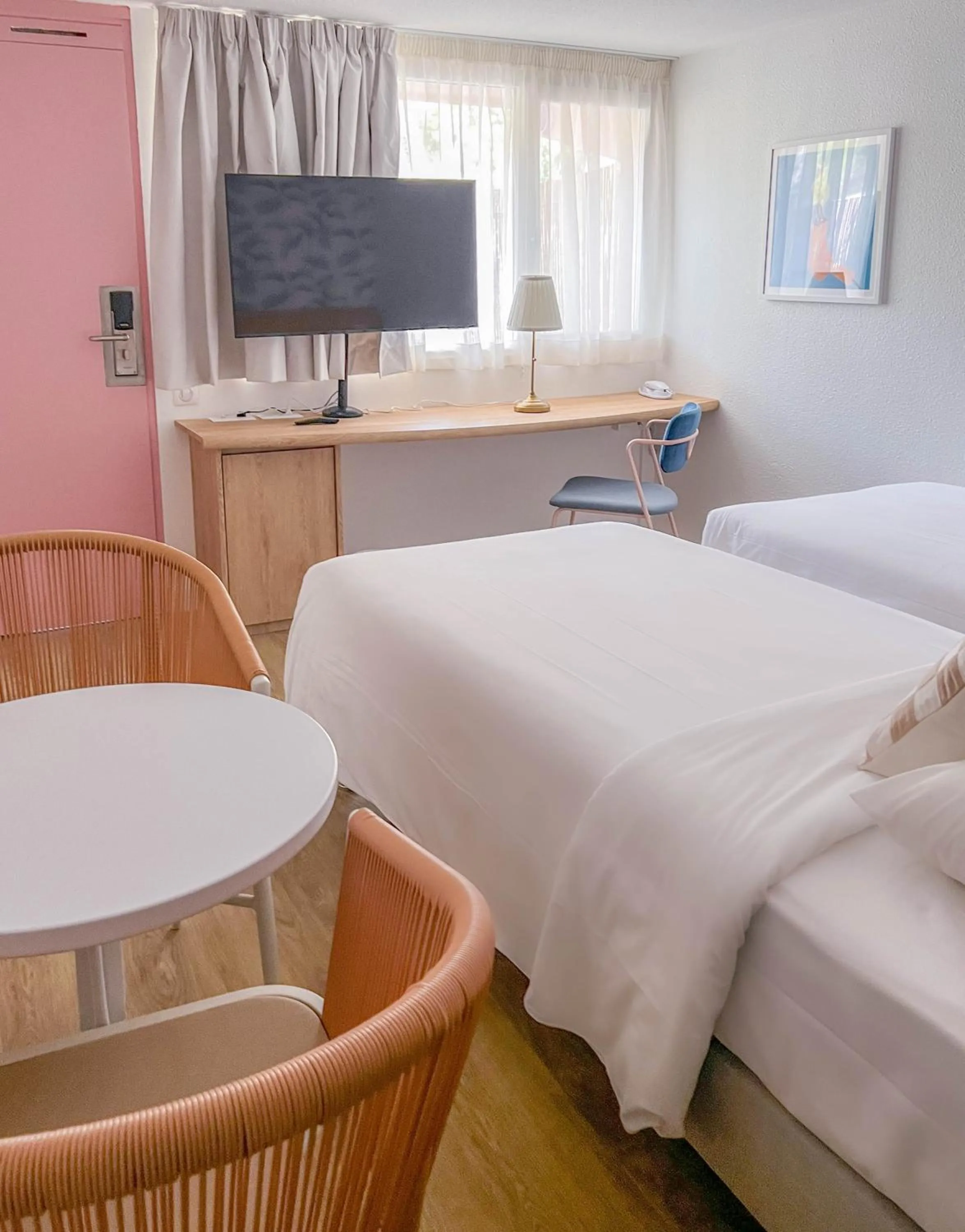 Bedroom, Bed in Kyriad Cannes - Mandelieu