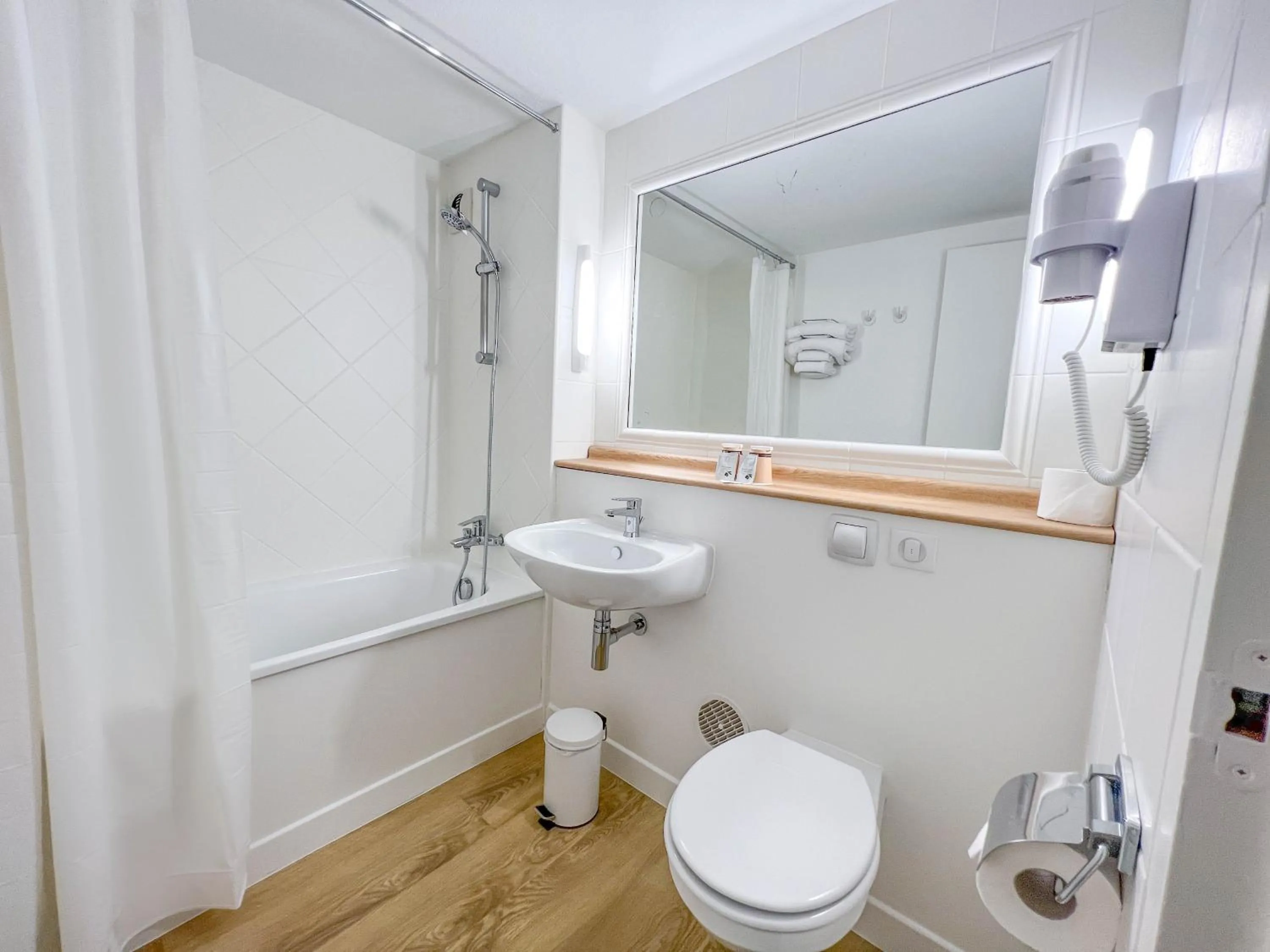 Bathroom in Kyriad Cannes - Mandelieu