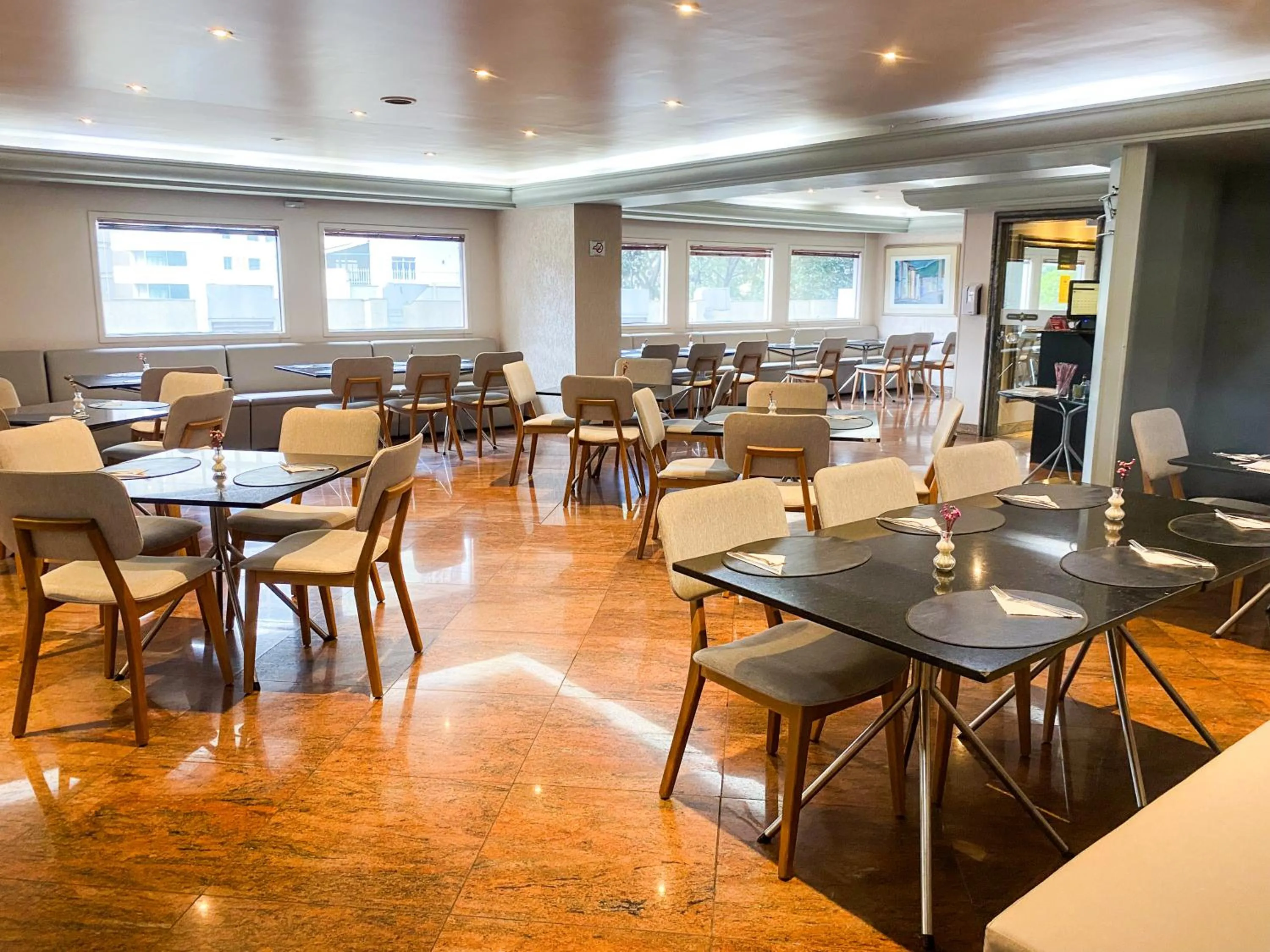 Restaurant/places to eat in Royal Center Hotel Lourdes