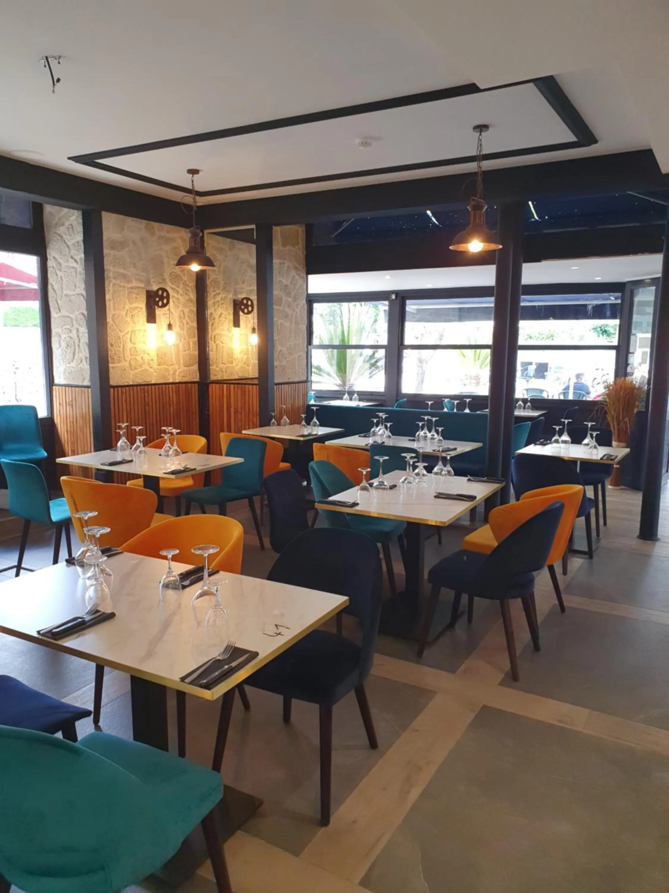 Restaurant/places to eat in Le Renaissance