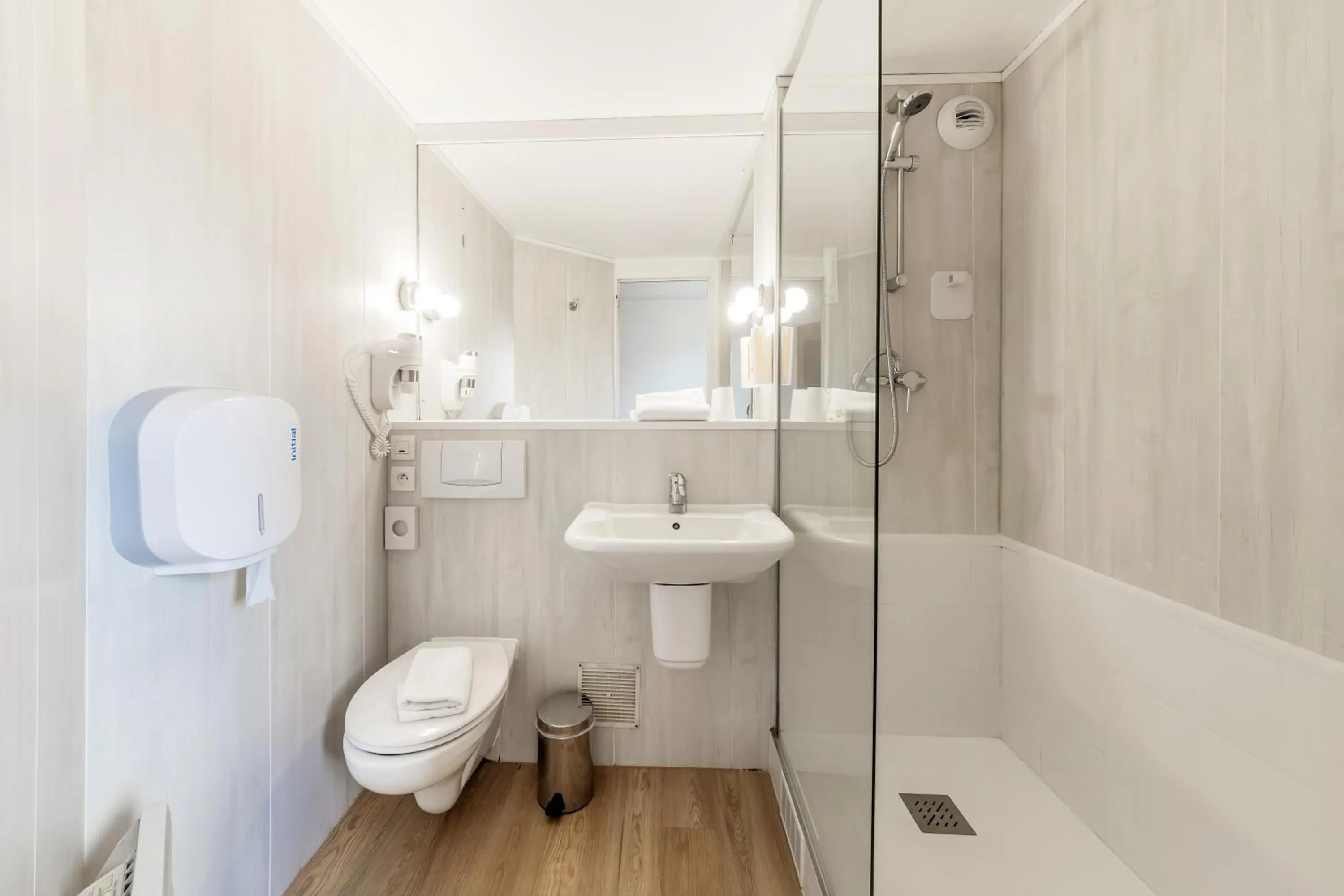 Bathroom in Comfort Hotel Evreux