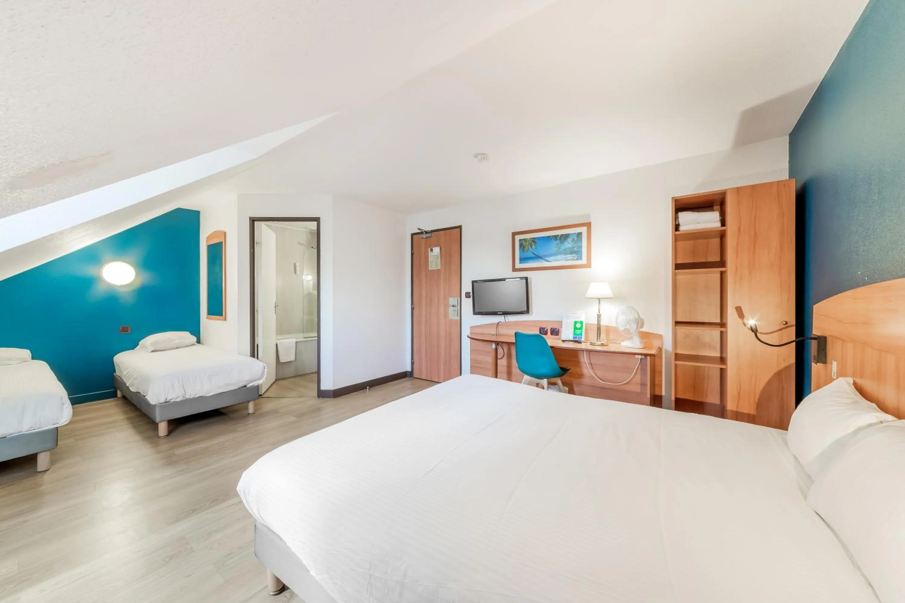 Photo of the whole room, Bed in Comfort Hotel Evreux