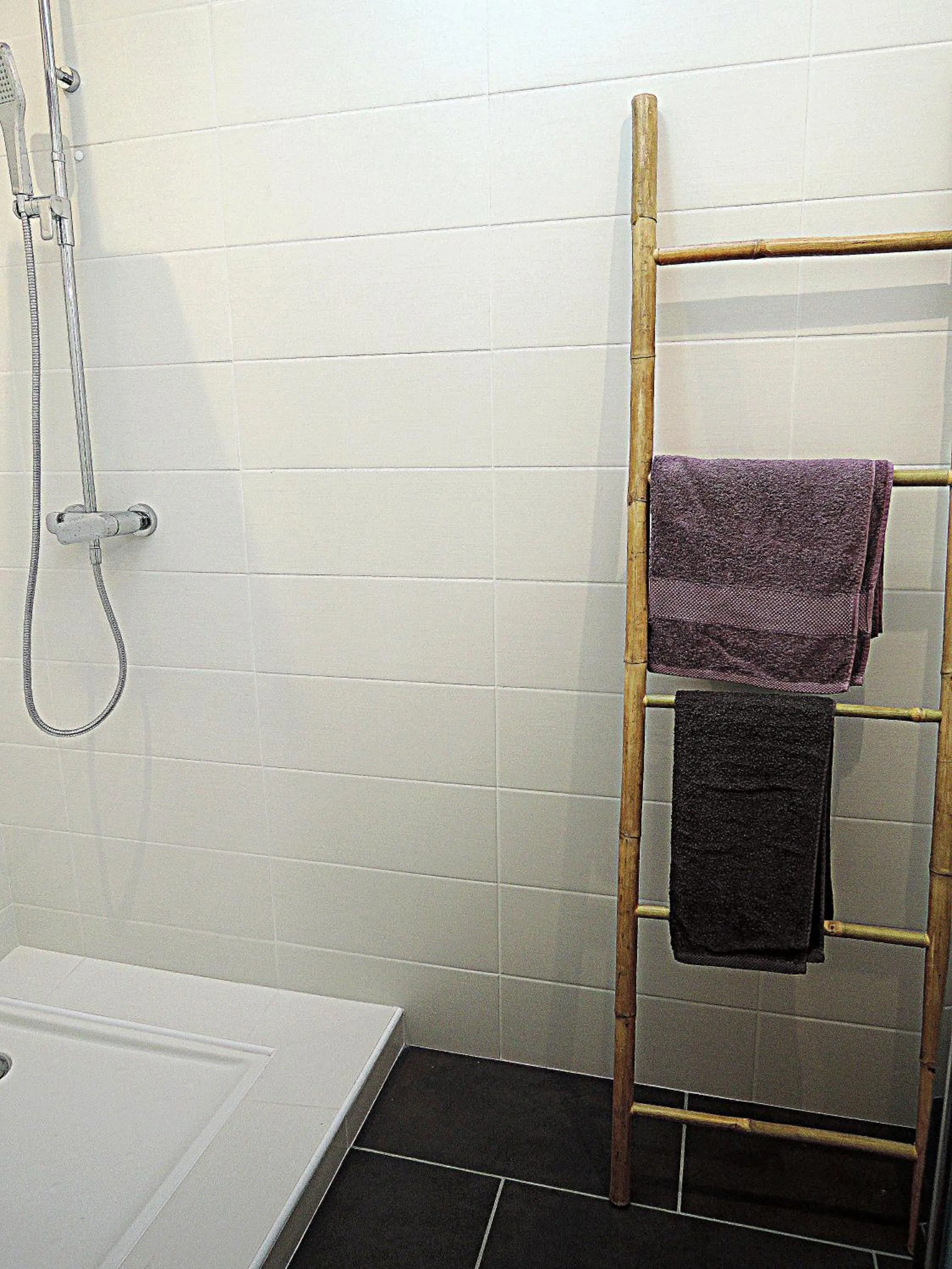 Shower in Logis du Lièvre d'or