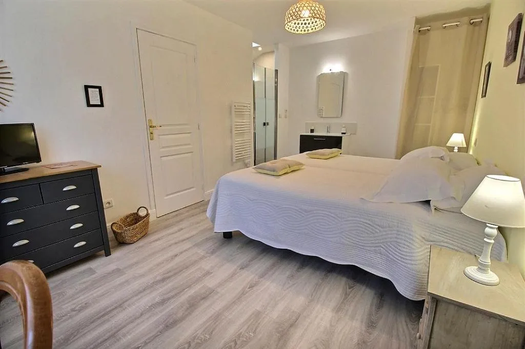 Bathroom, Bed in Logis du Lièvre d'or