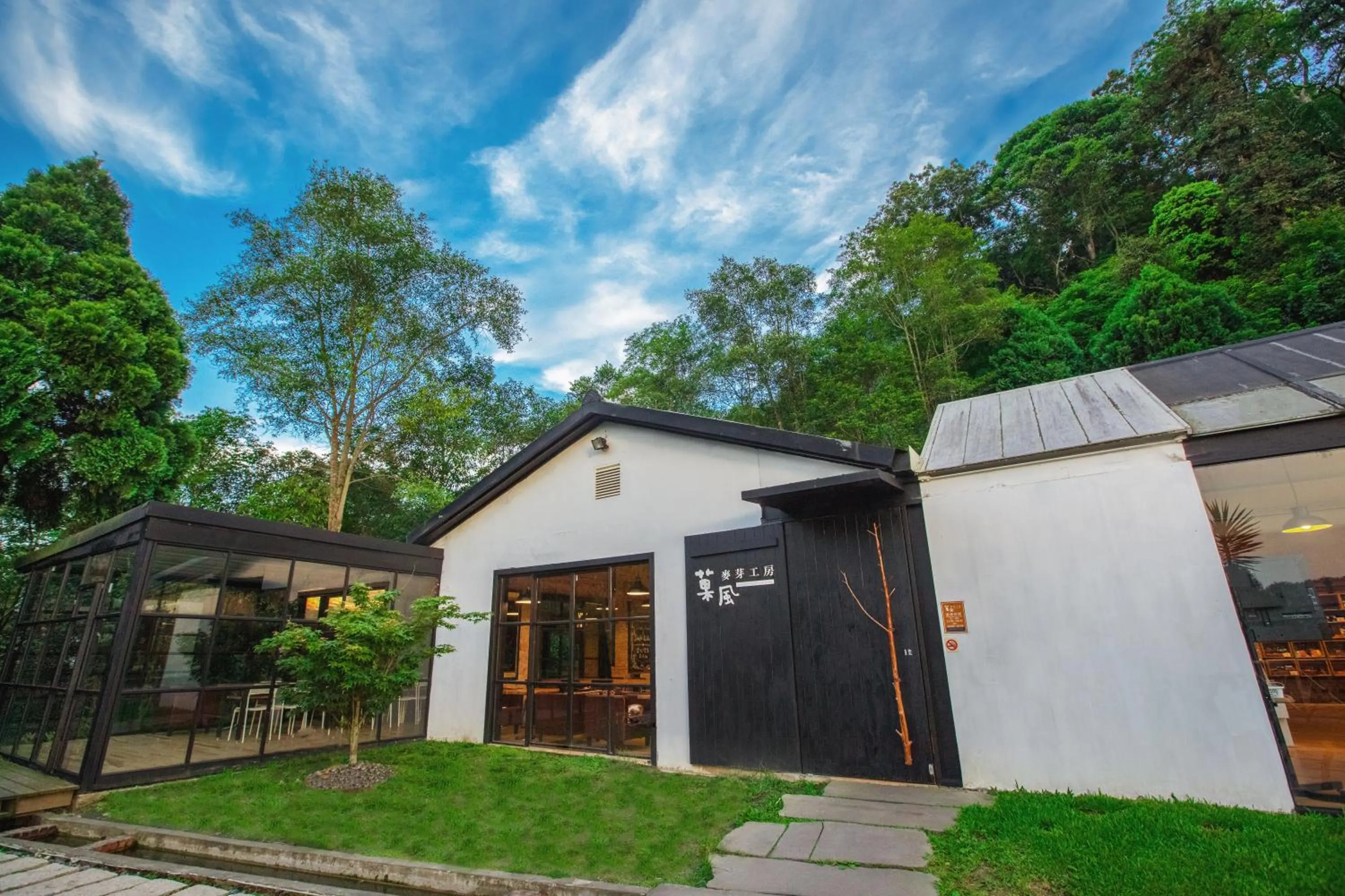 Restaurant/places to eat in Upon The Hill