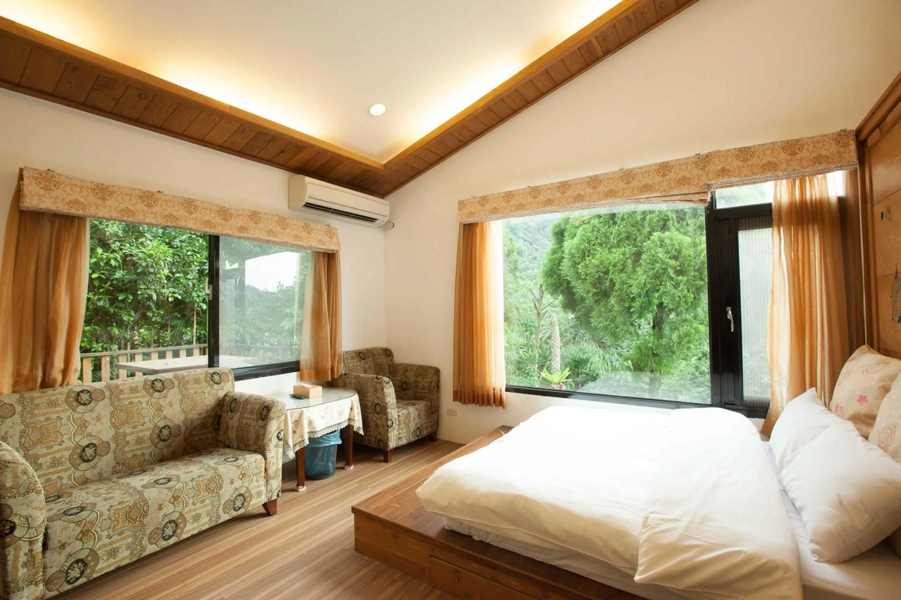 Photo of the whole room, Bed in Upon The Hill