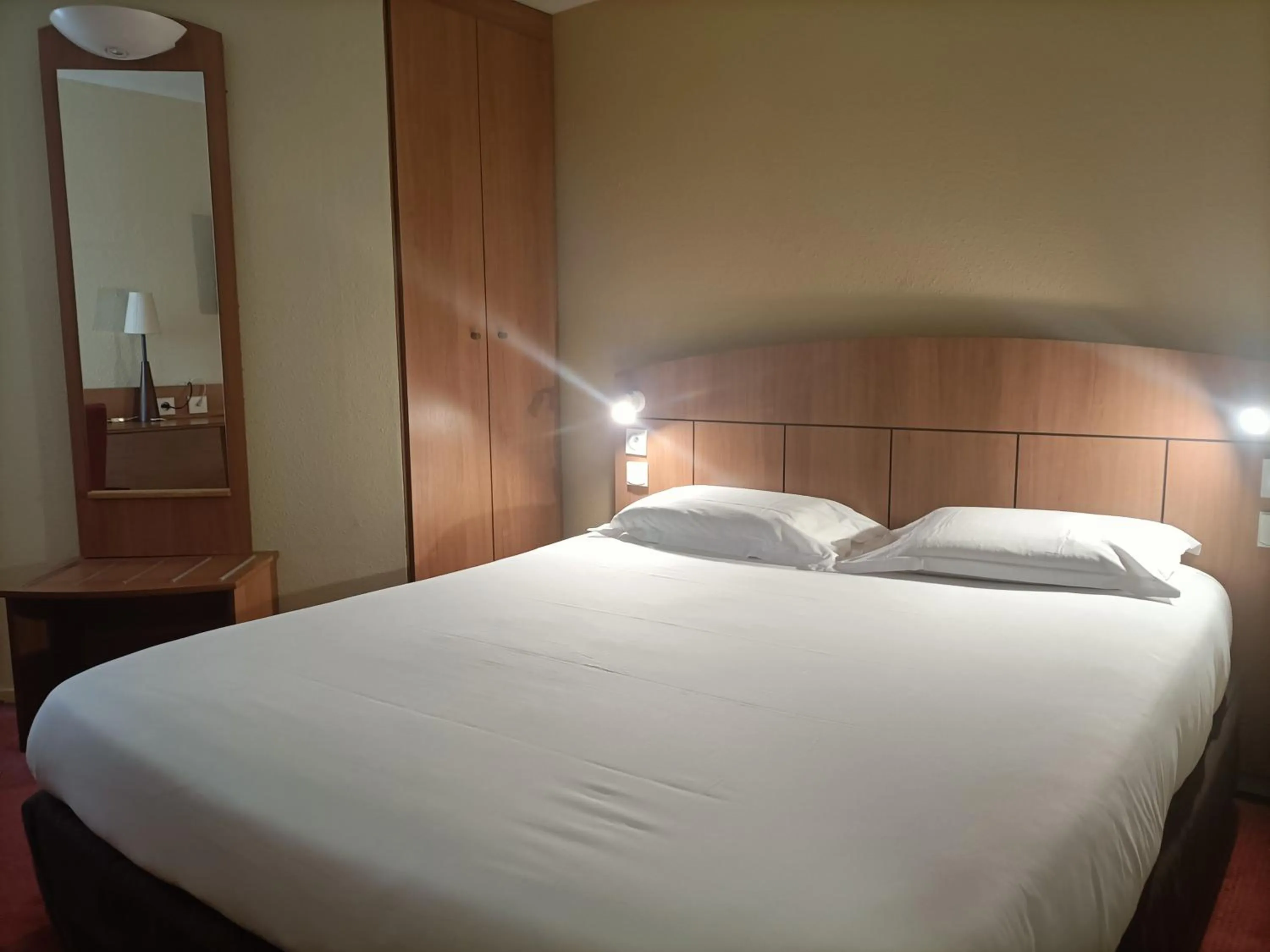 Photo of the whole room, Bed in Kyriad Genève St-Genis-Pouilly