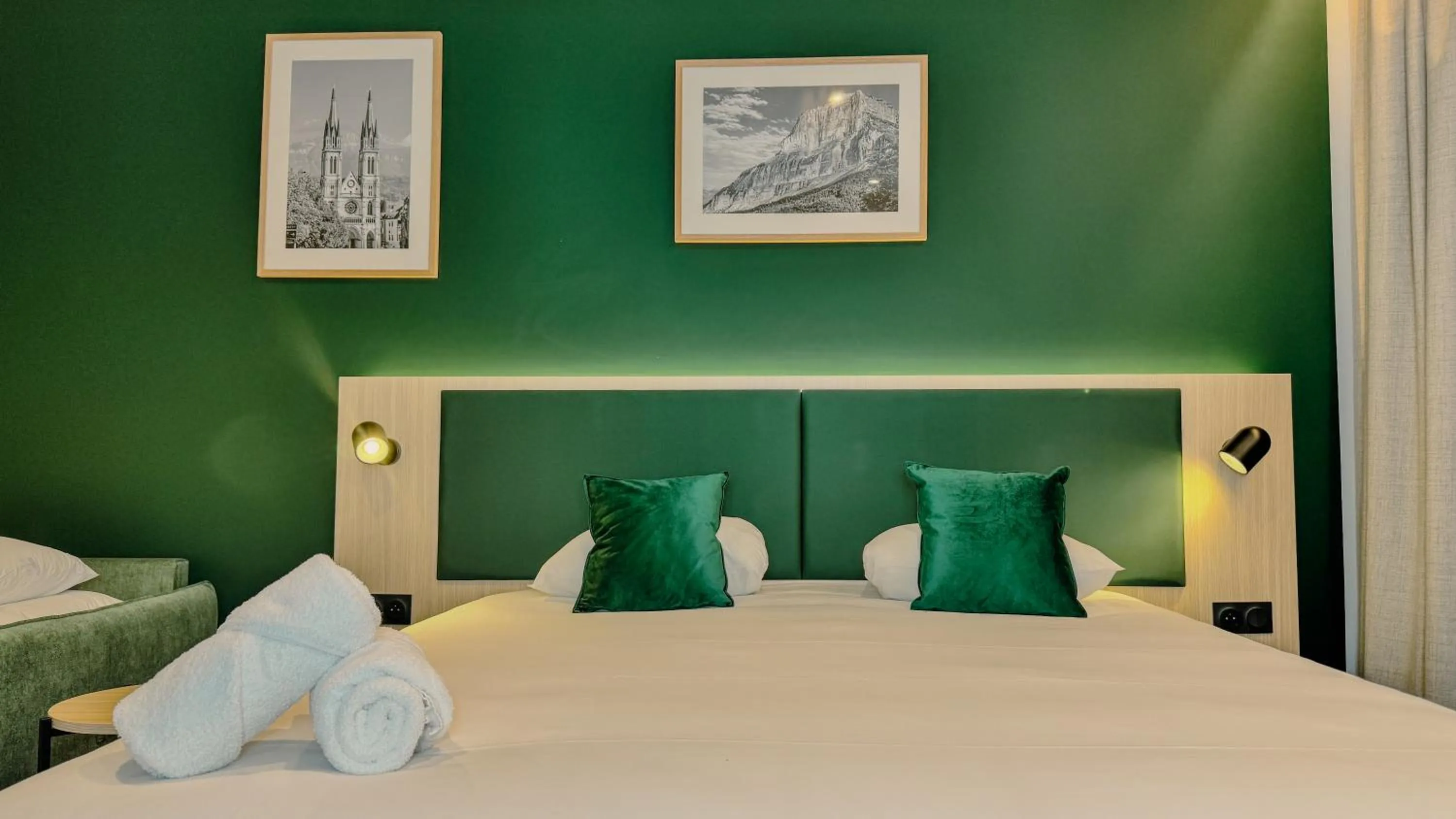 Bed in Best Western Voiron Centre