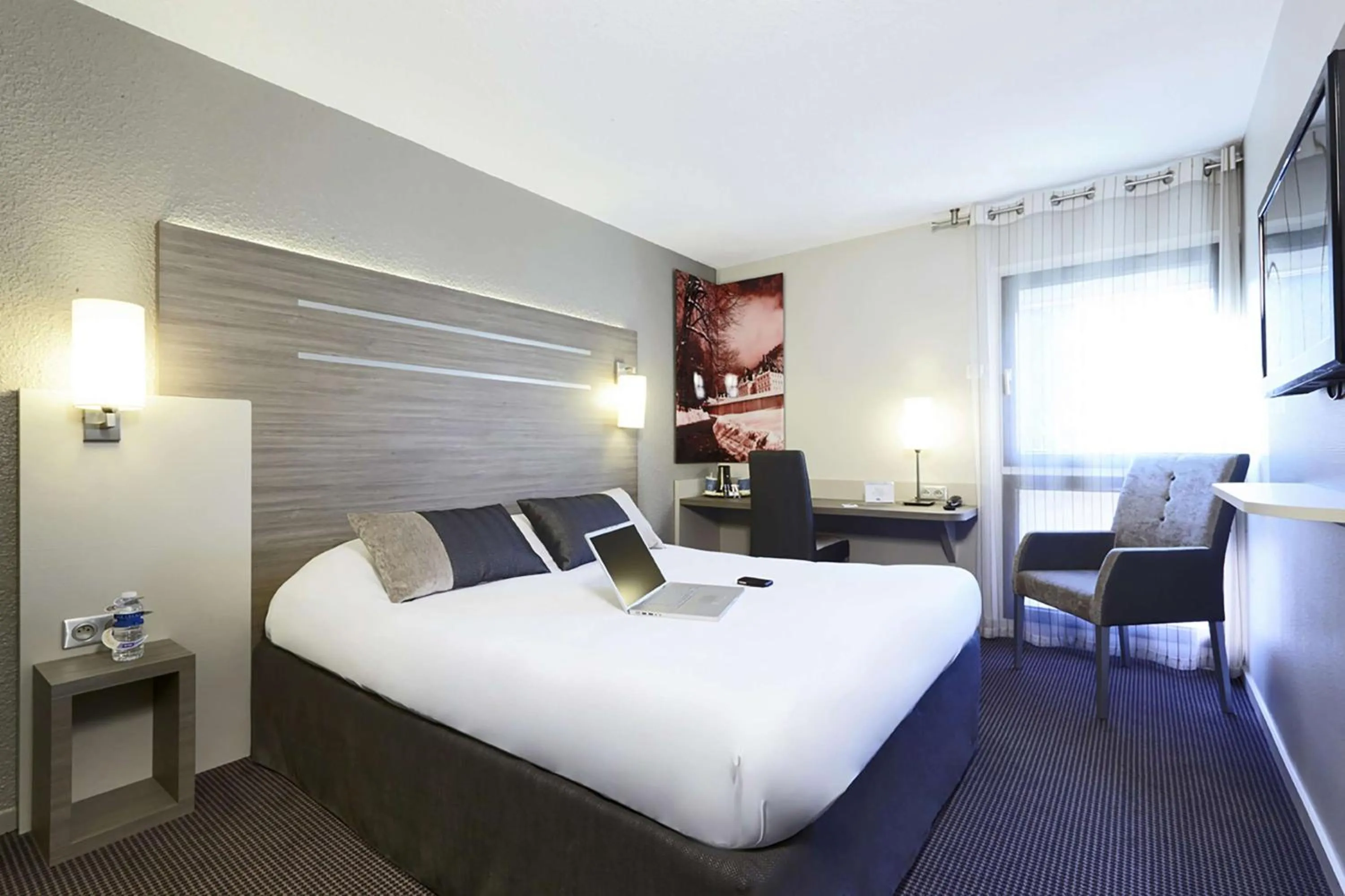 Bed in Best Western Voiron Centre