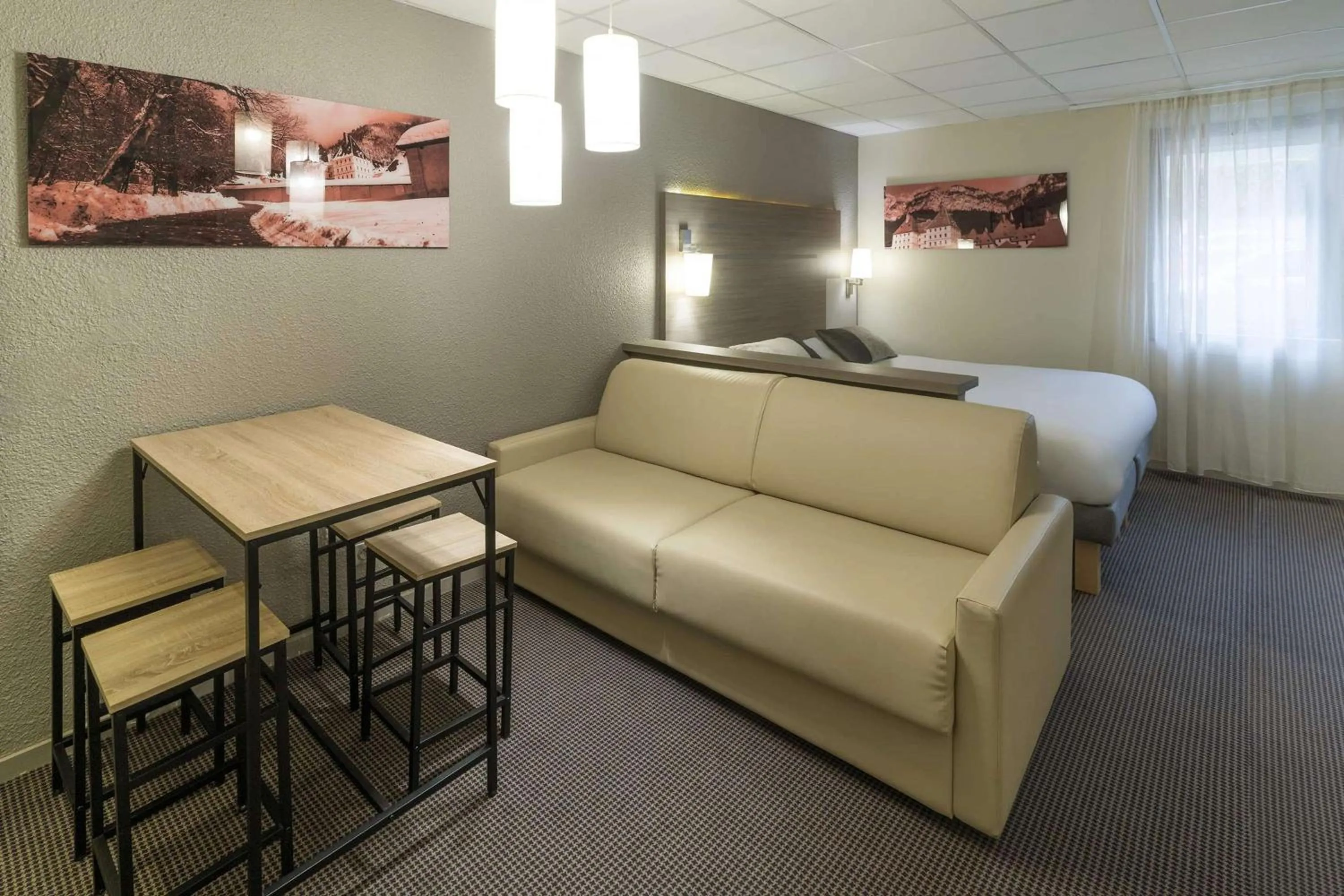 Bed in Best Western Voiron Centre