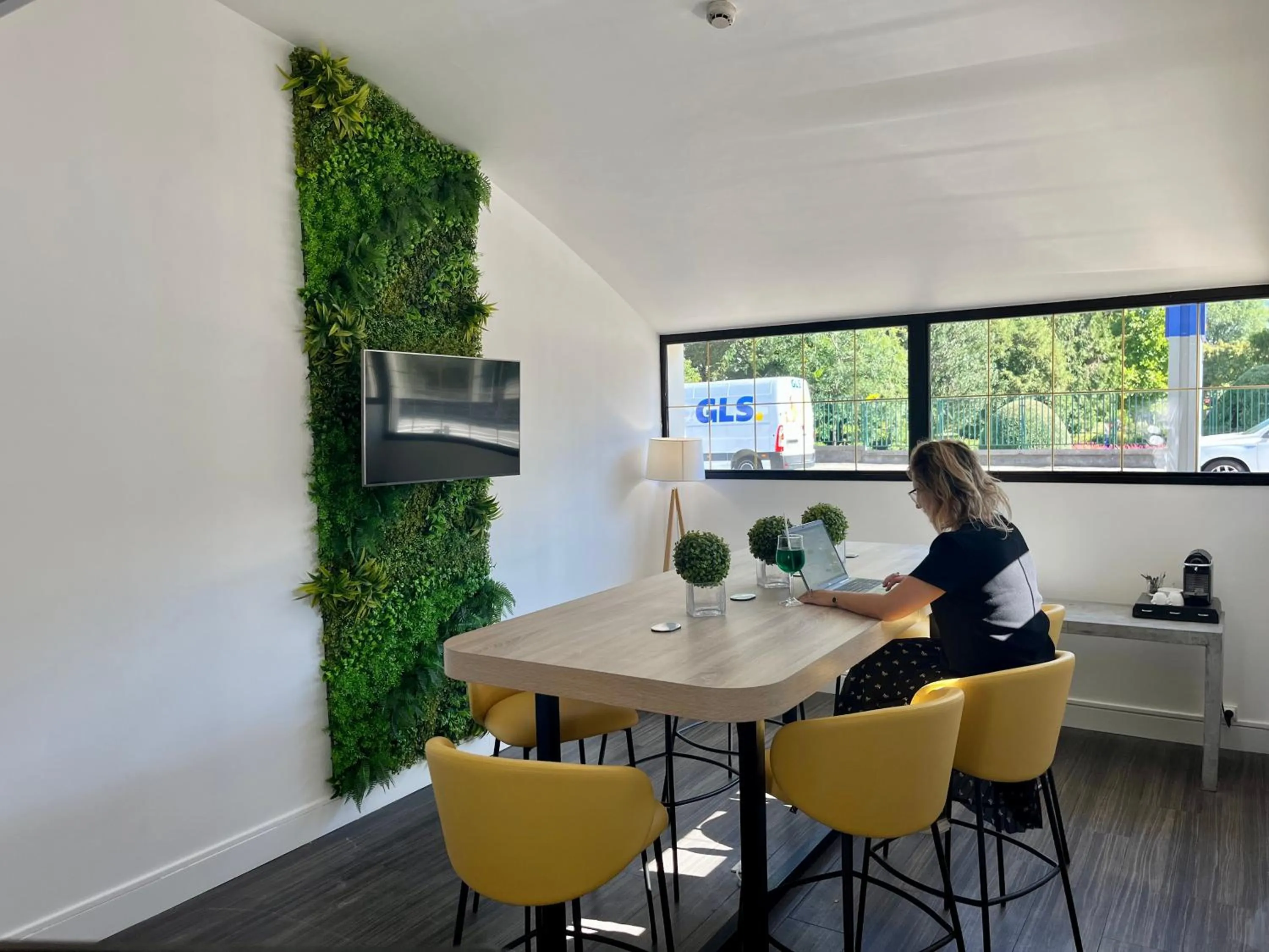 Communal lounge/ TV room in Best Western Voiron Centre