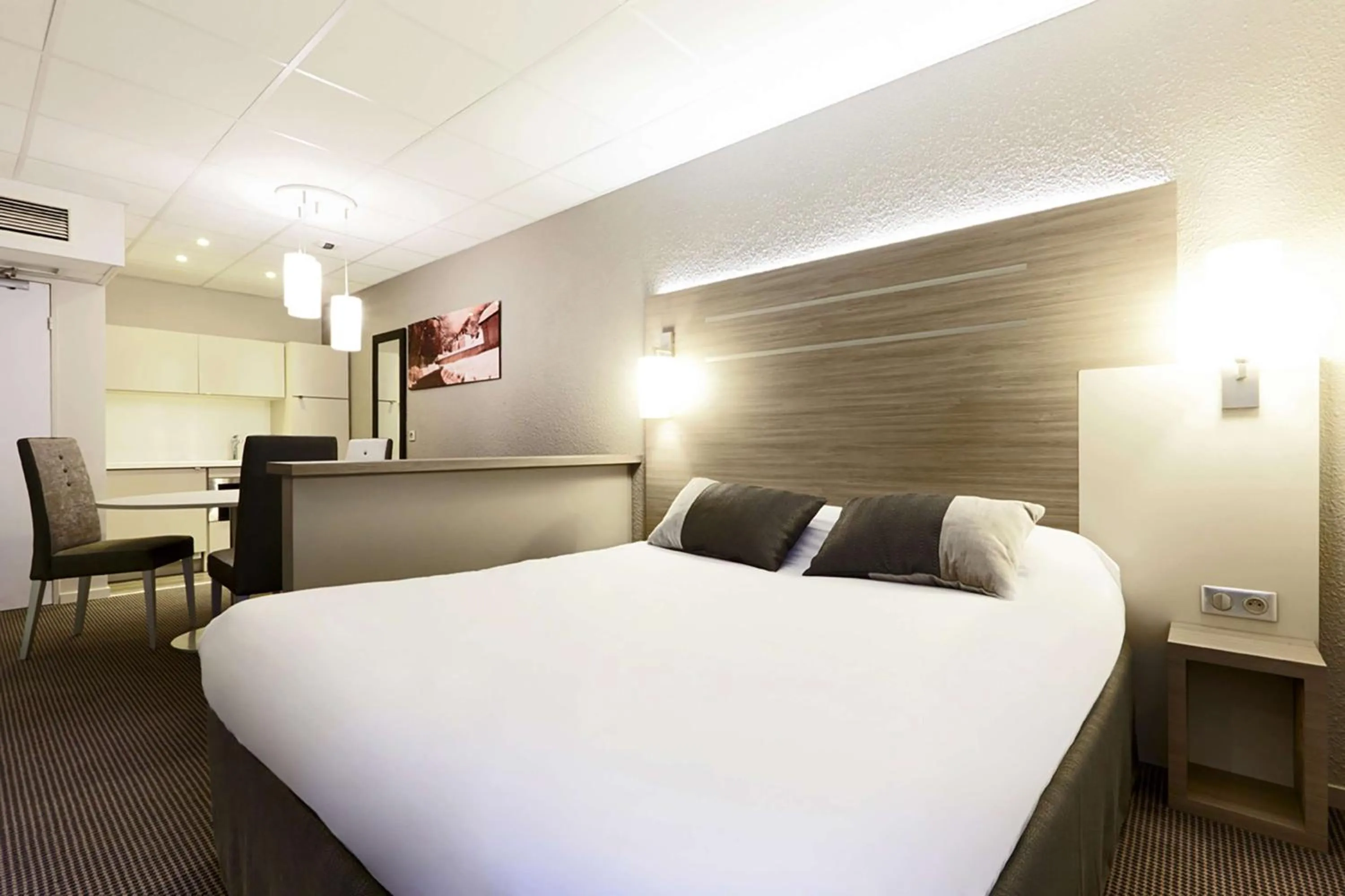 Bathroom, Bed in Best Western Voiron Centre