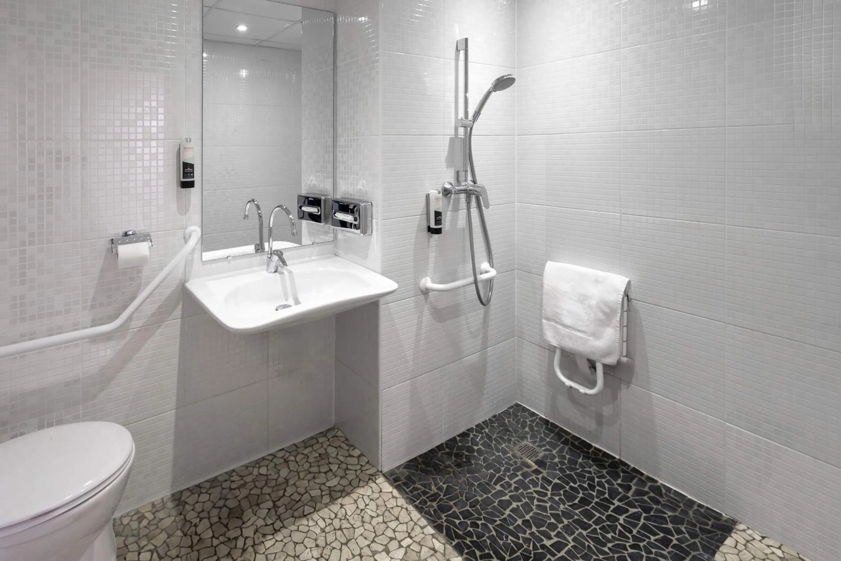 Shower in Best Western Voiron Centre