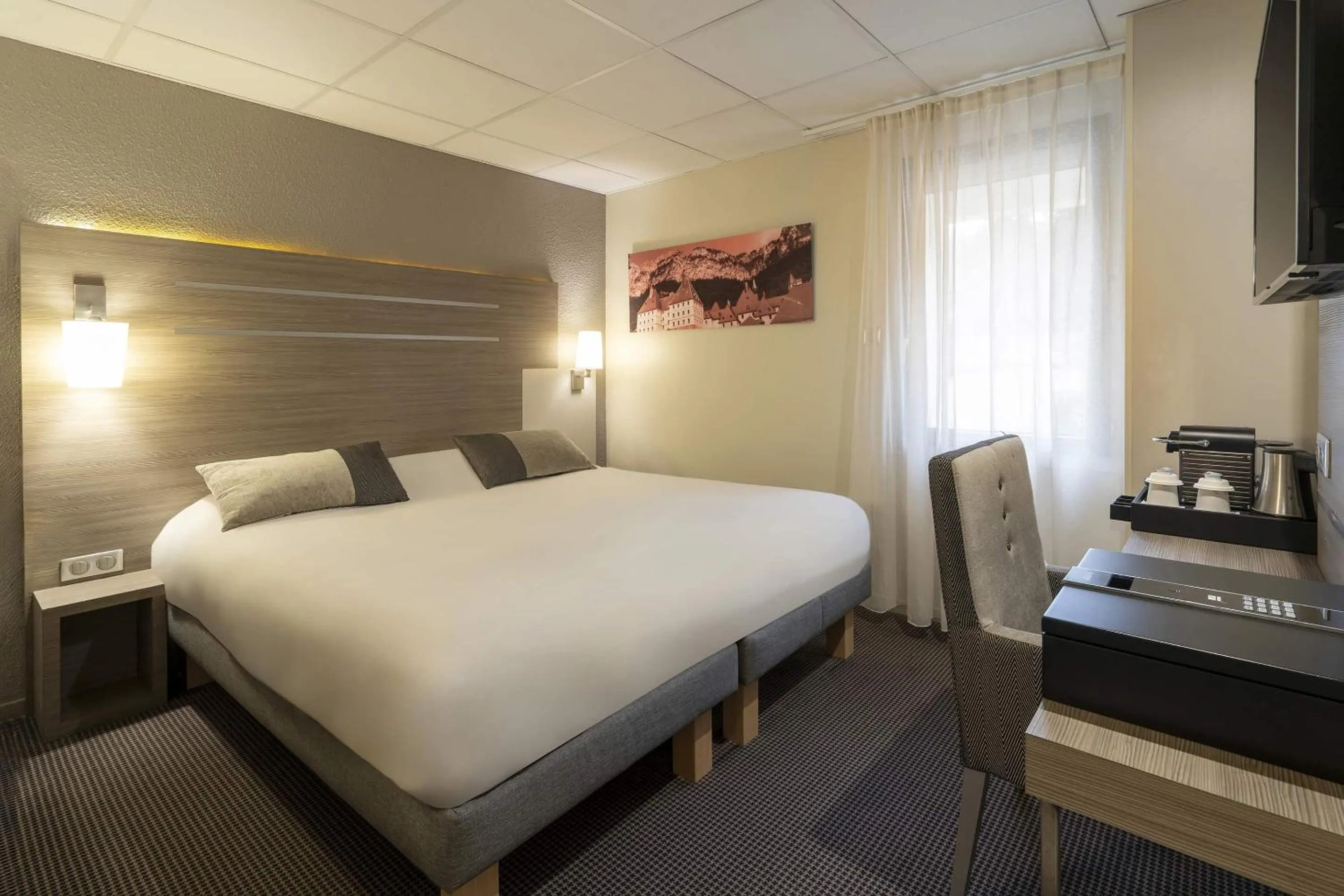 Bed in Best Western Voiron Centre