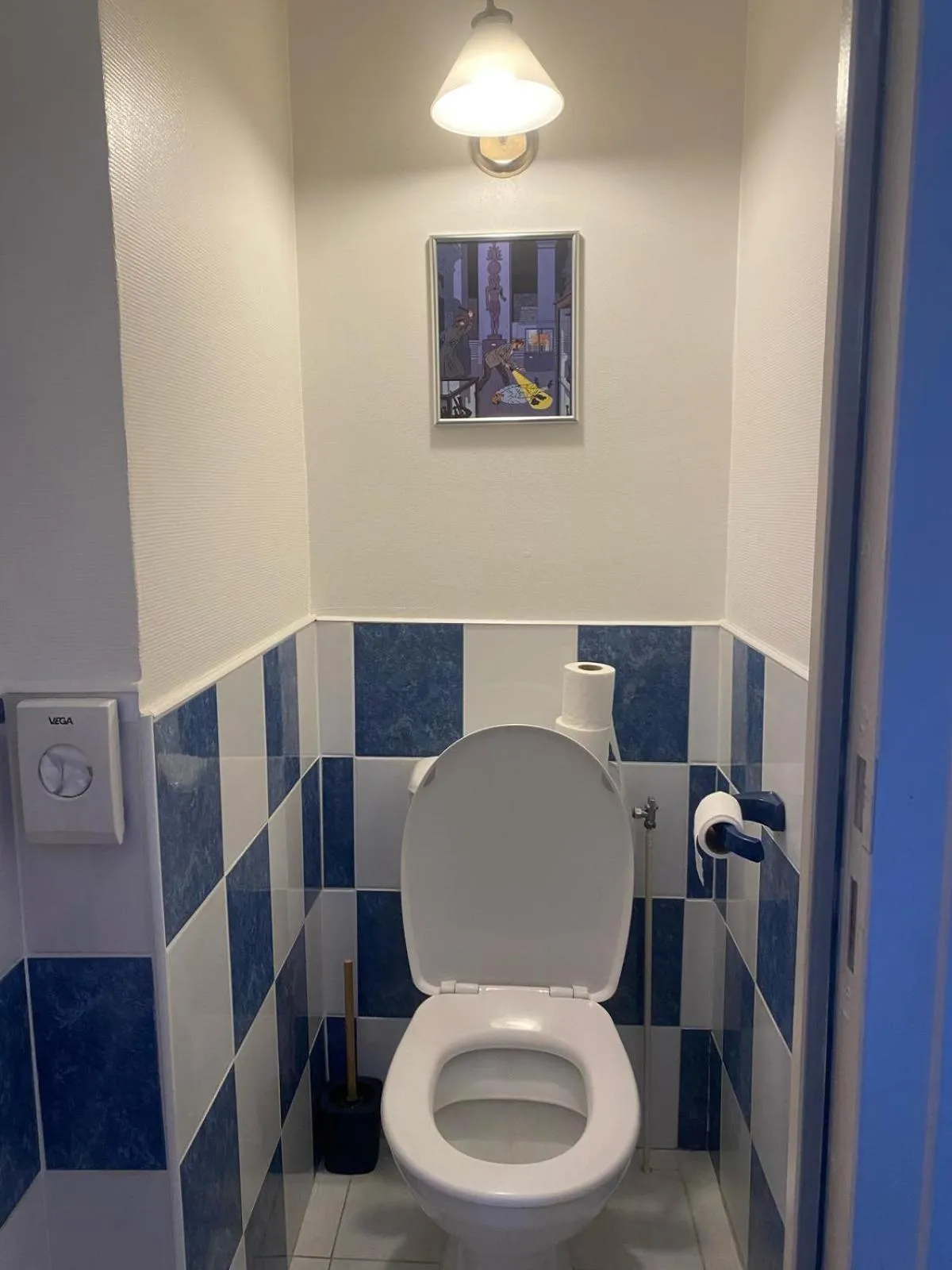 Toilet in Logis Hôtel Restaurant LE MONARQUE