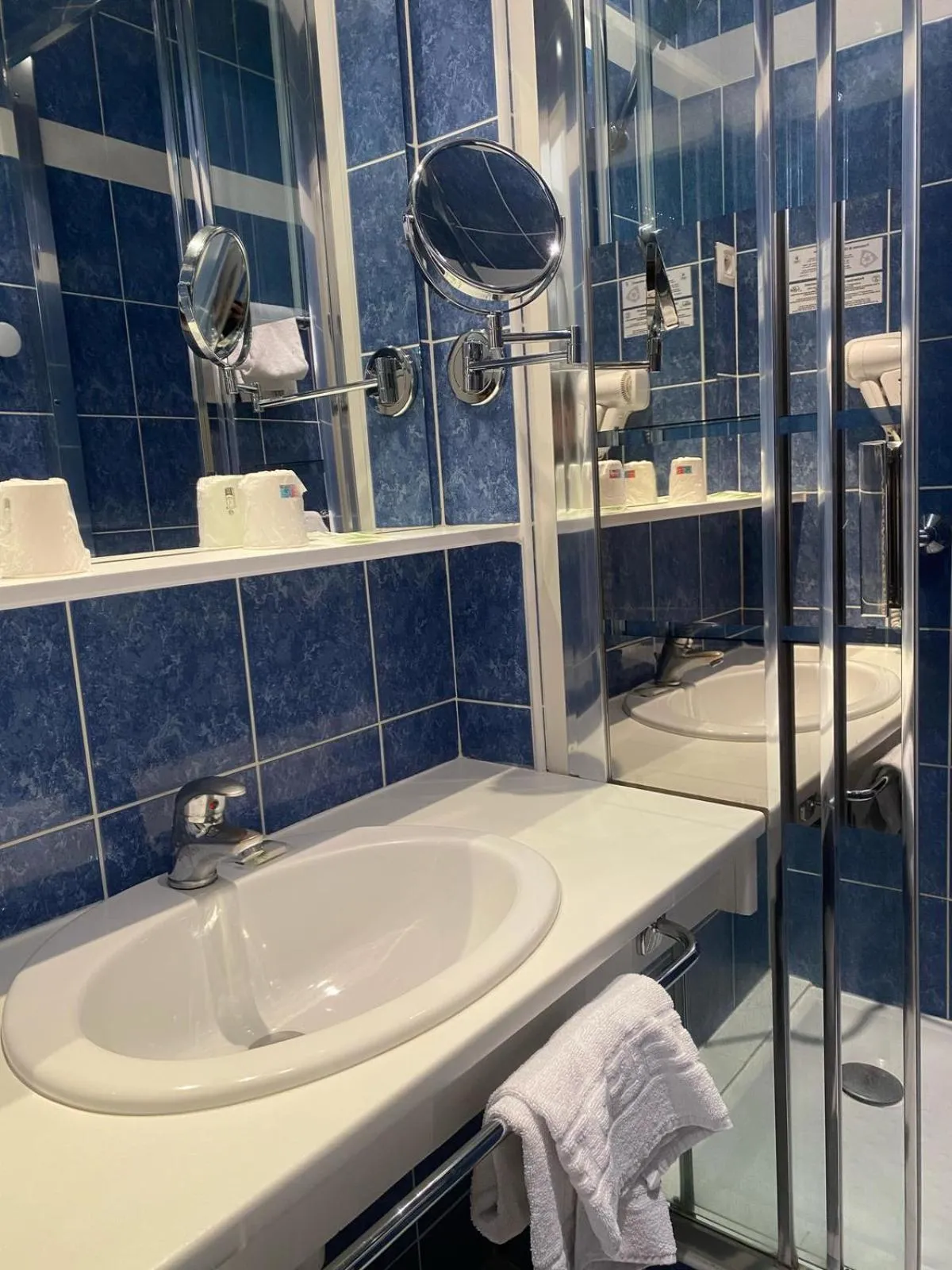 Bathroom in Logis Hôtel Restaurant LE MONARQUE