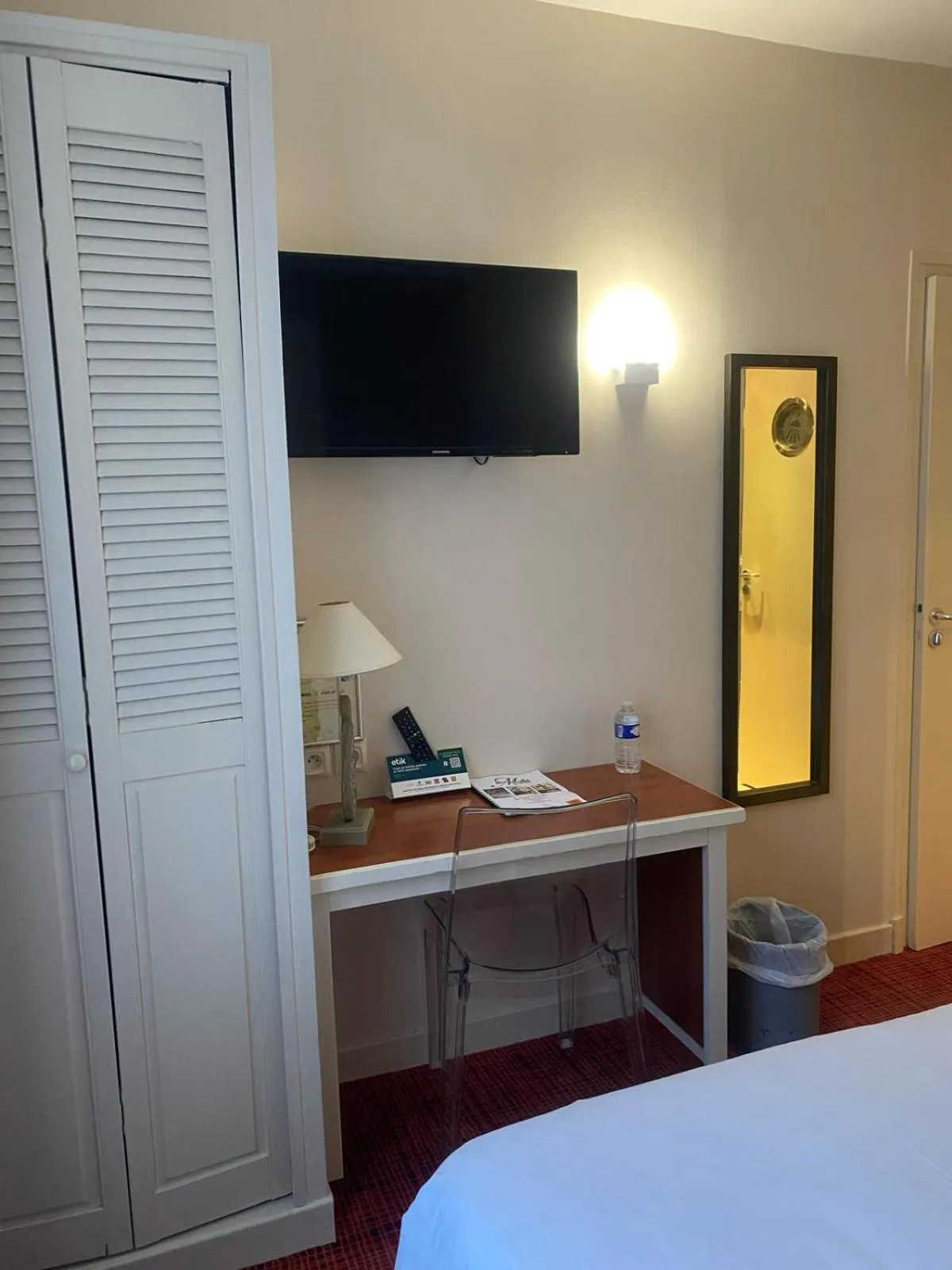 TV and multimedia, Bed in Logis Hôtel Restaurant LE MONARQUE