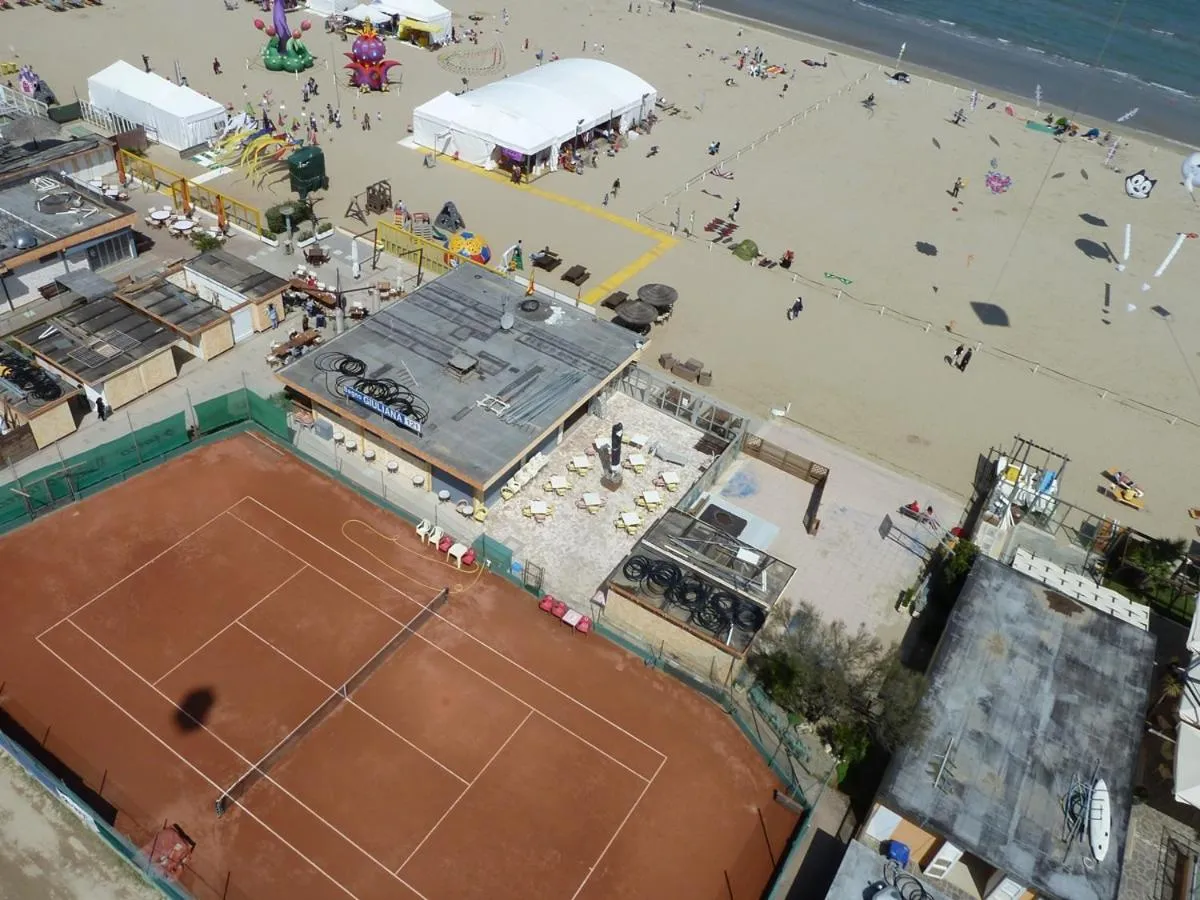 Tennis court in Hotel Manila