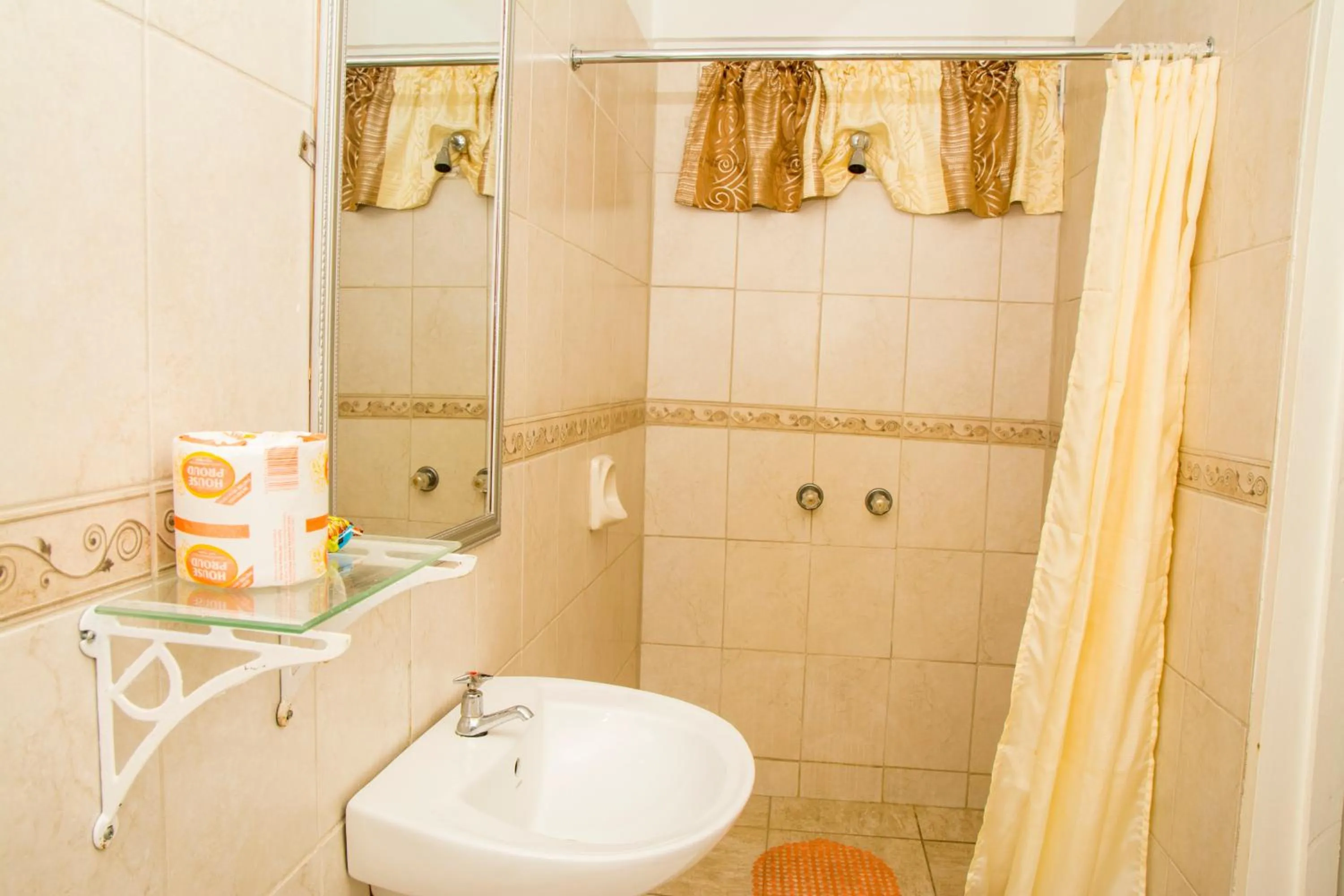 Shower in Windjammer International Cuisine & Comfort Inn