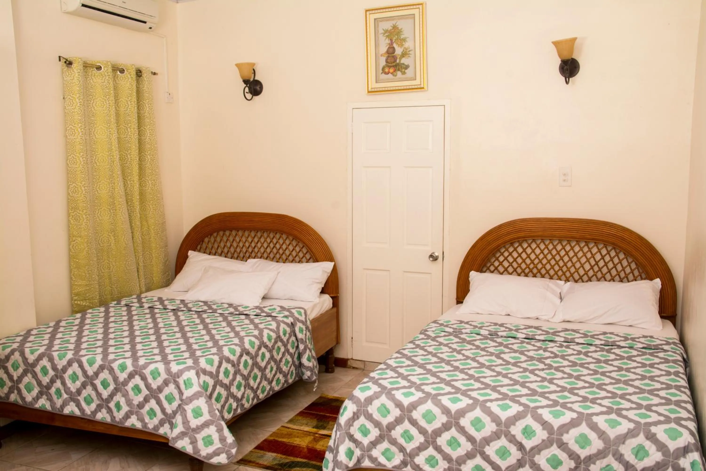 Bed in Windjammer International Cuisine & Comfort Inn