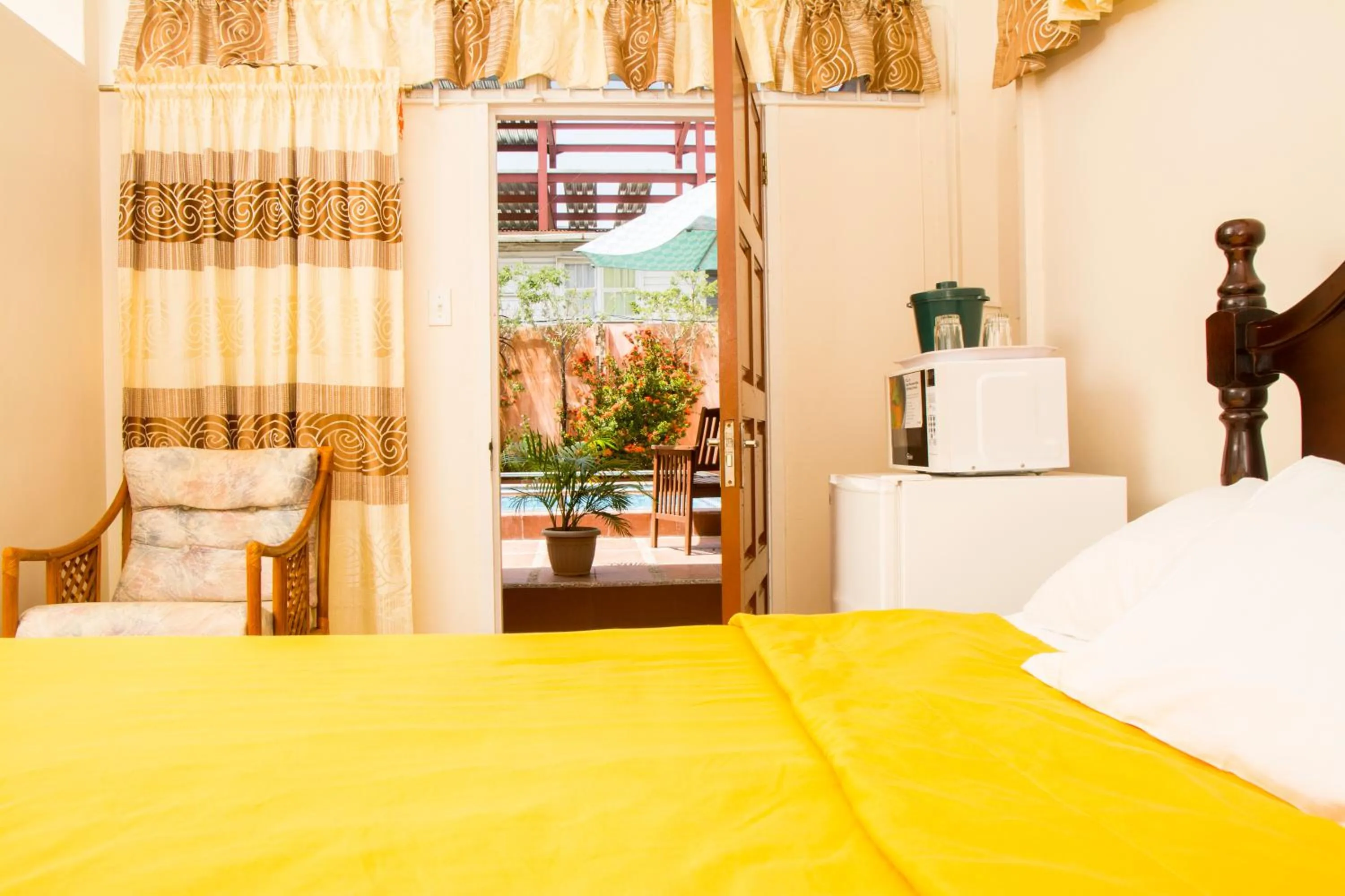 Bed in Windjammer International Cuisine & Comfort Inn