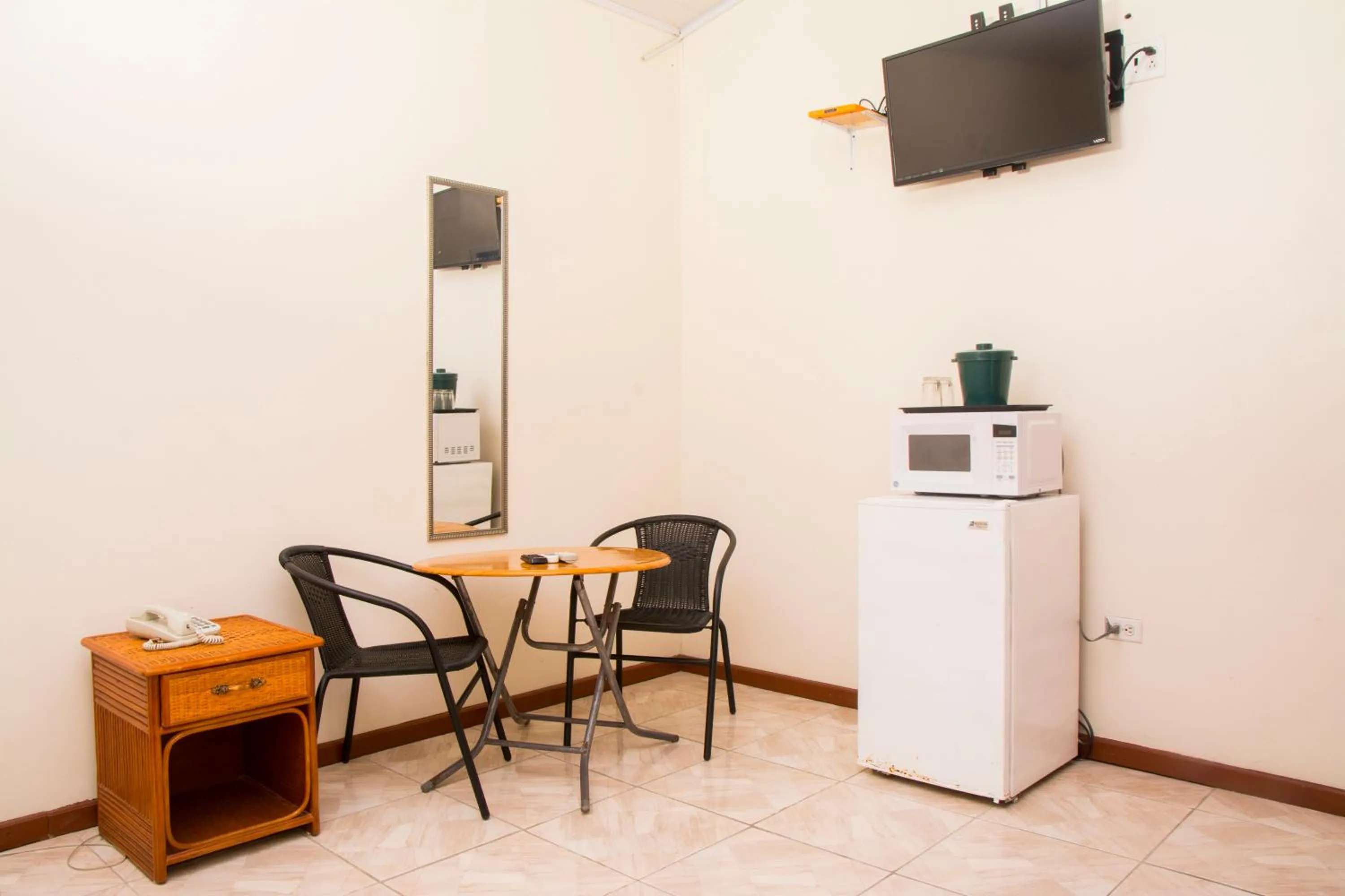 TV and multimedia in Windjammer International Cuisine & Comfort Inn