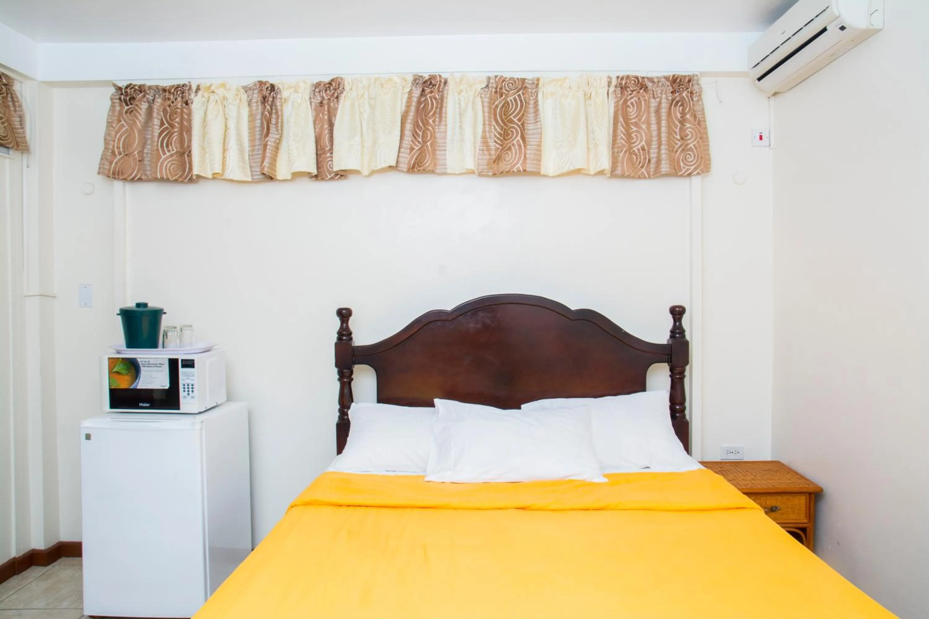 Bed in Windjammer International Cuisine & Comfort Inn