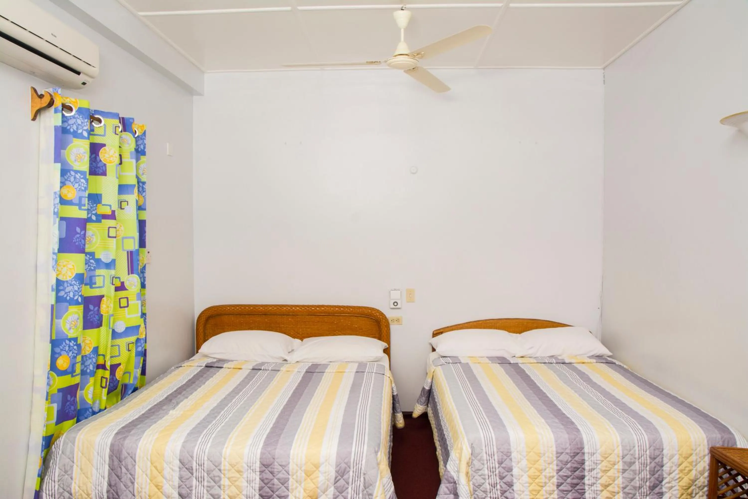 Bed in Windjammer International Cuisine & Comfort Inn