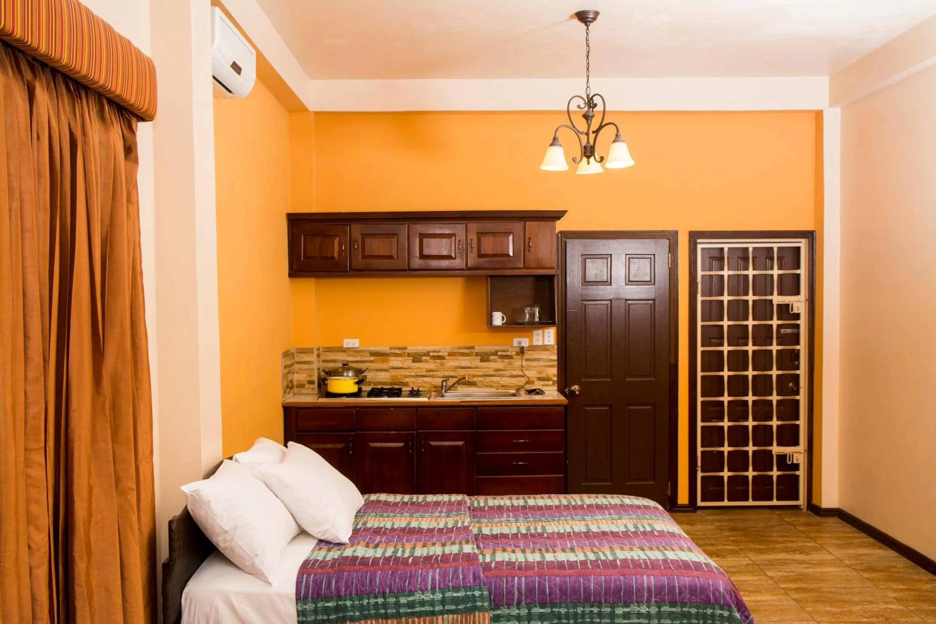 Kitchen or kitchenette, Bed in Windjammer International Cuisine & Comfort Inn