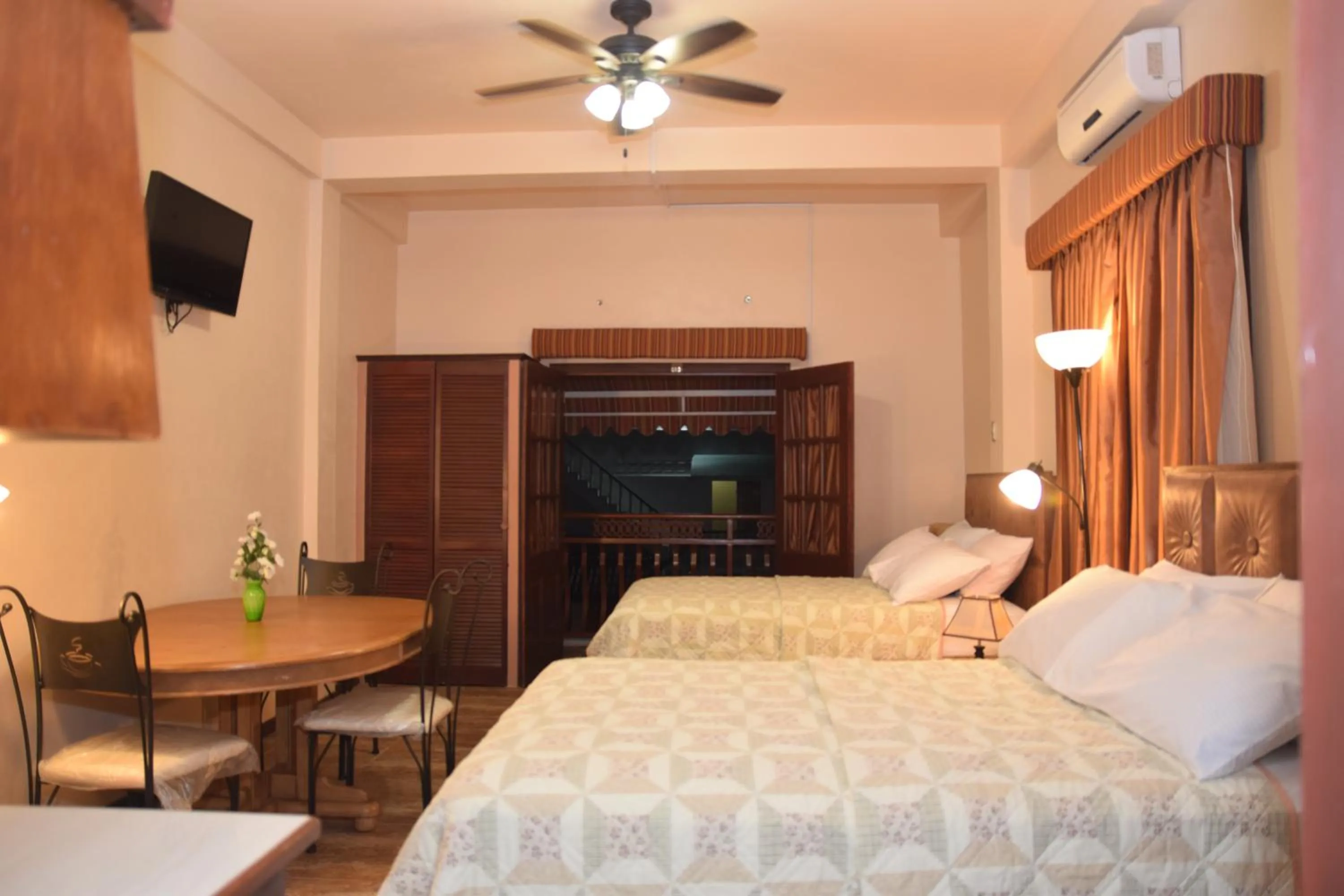 Bedroom, Bed in Windjammer International Cuisine & Comfort Inn