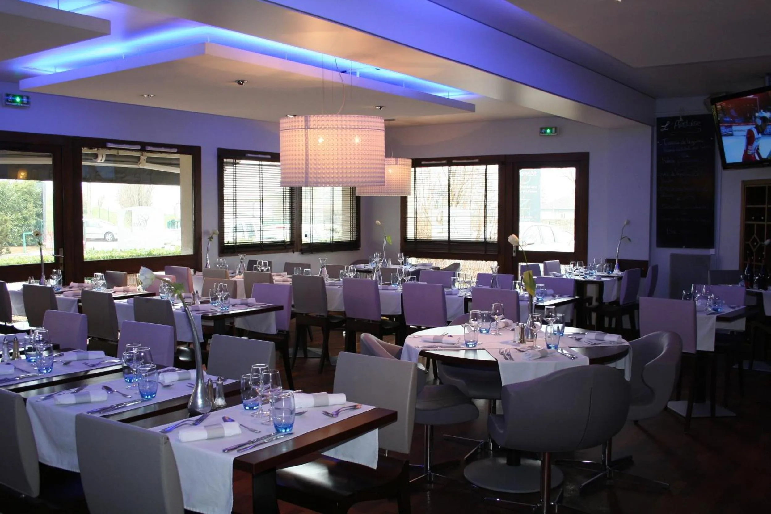 Restaurant/places to eat in Kyriad Dijon Est Mirande