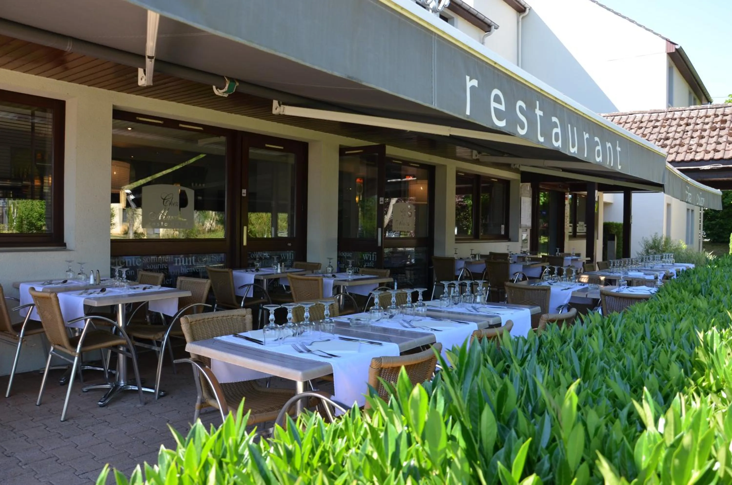 Patio in Kyriad Dijon Est Mirande