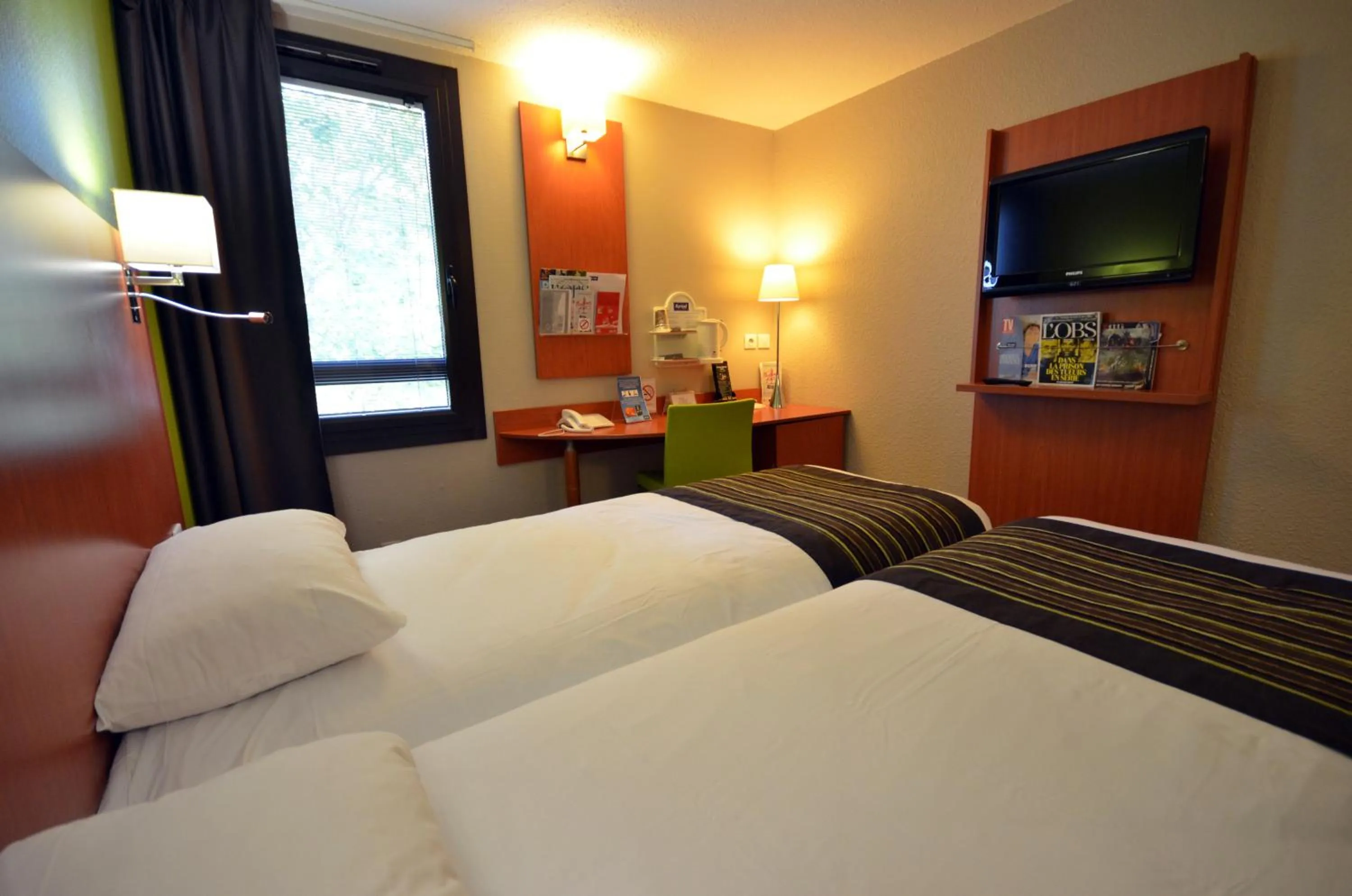 Photo of the whole room, Bed in Kyriad Dijon Est Mirande