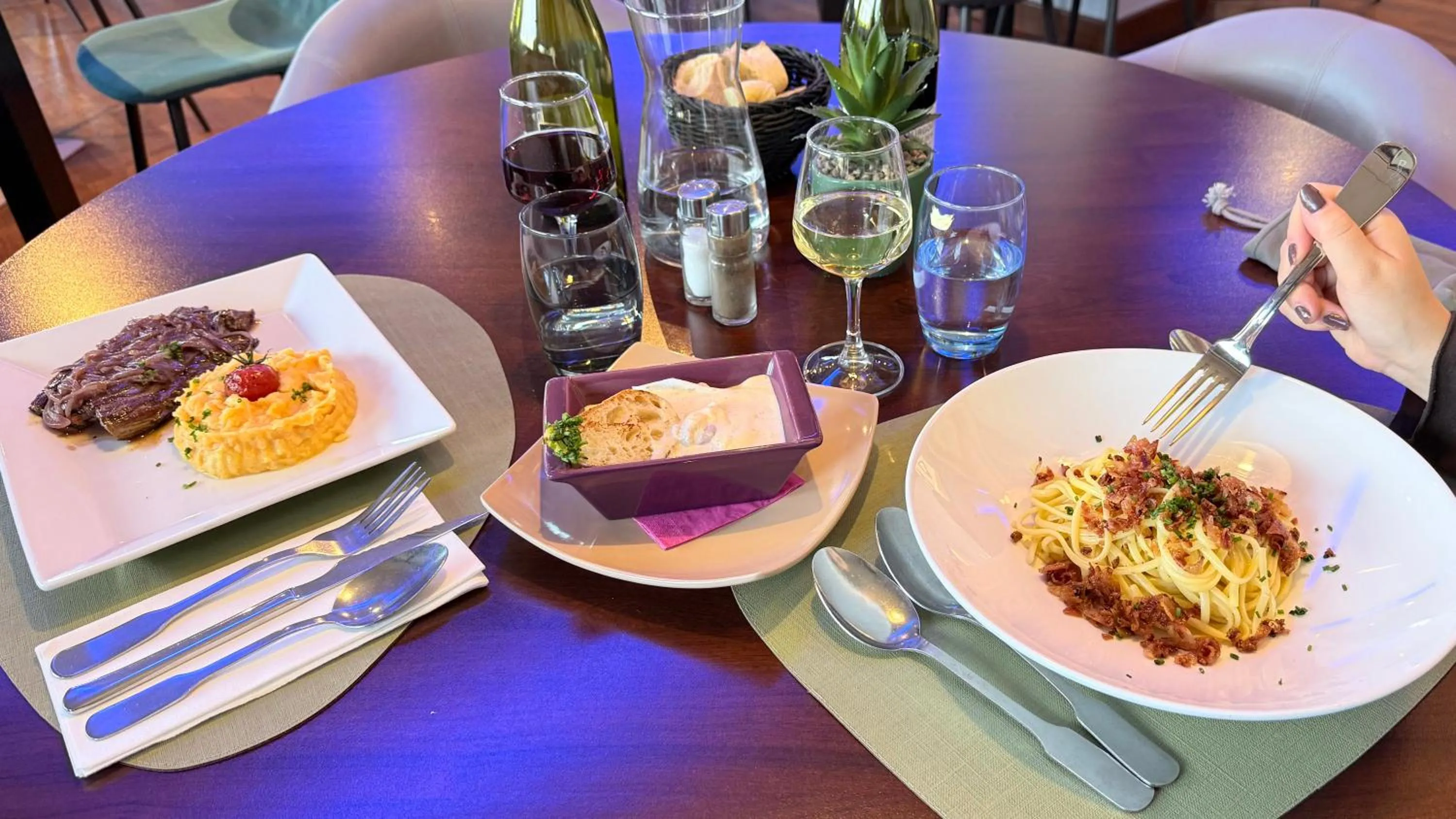 Food and drinks in Kyriad Dijon Est Mirande