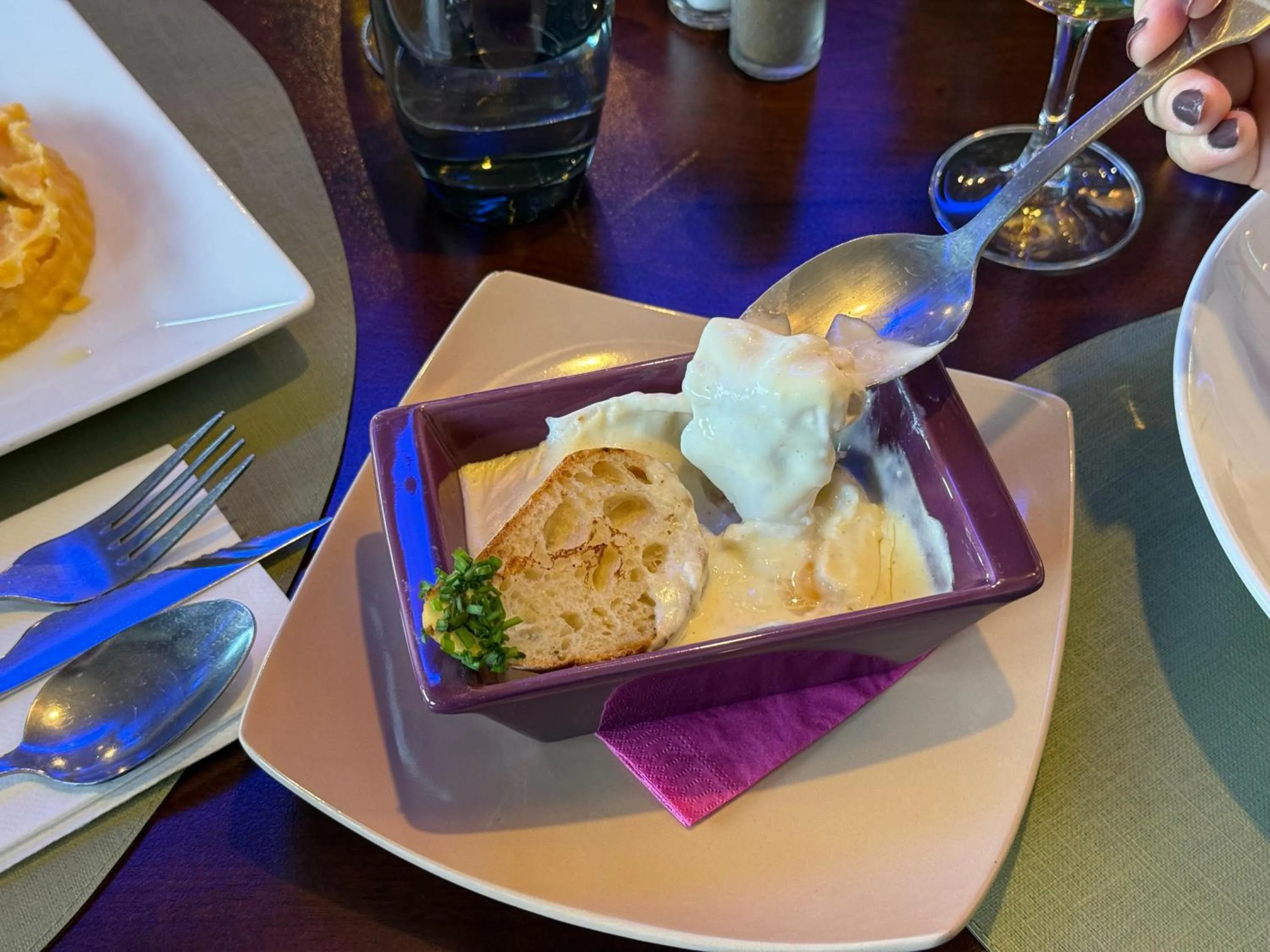 Food and drinks in Kyriad Dijon Est Mirande