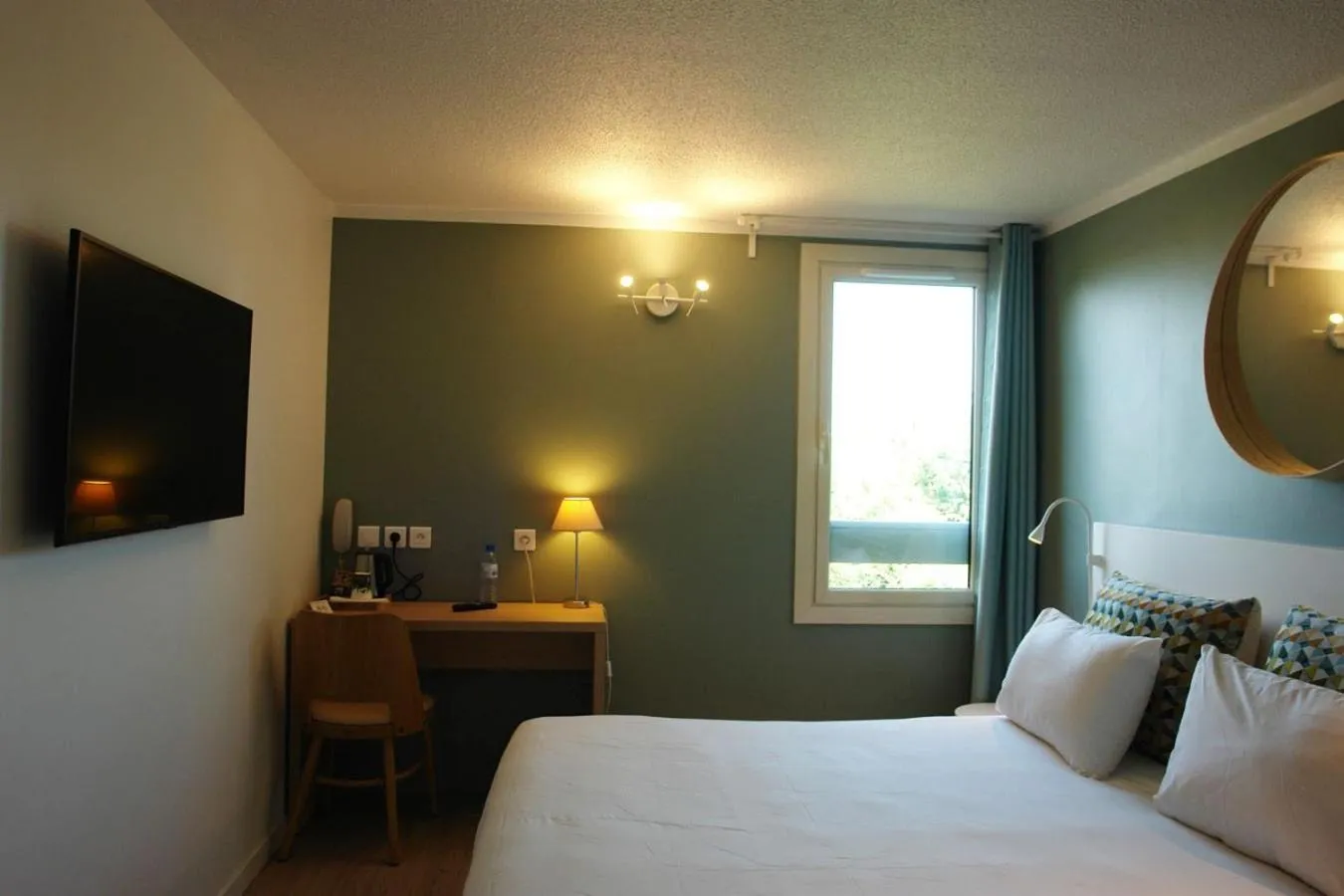 Bed in Brit Hotel Marseille Aéroport