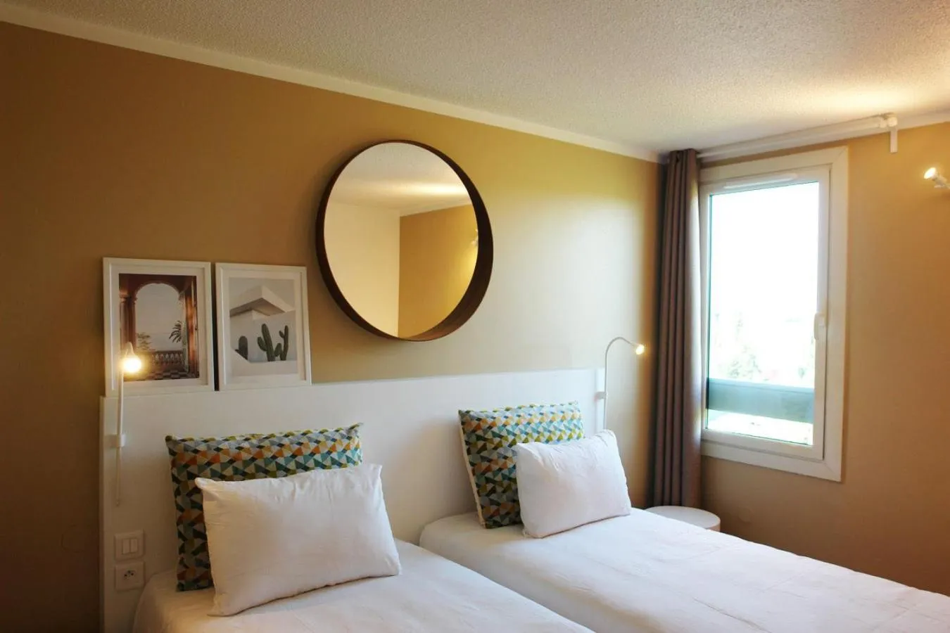 Bed in Brit Hotel Marseille Aéroport