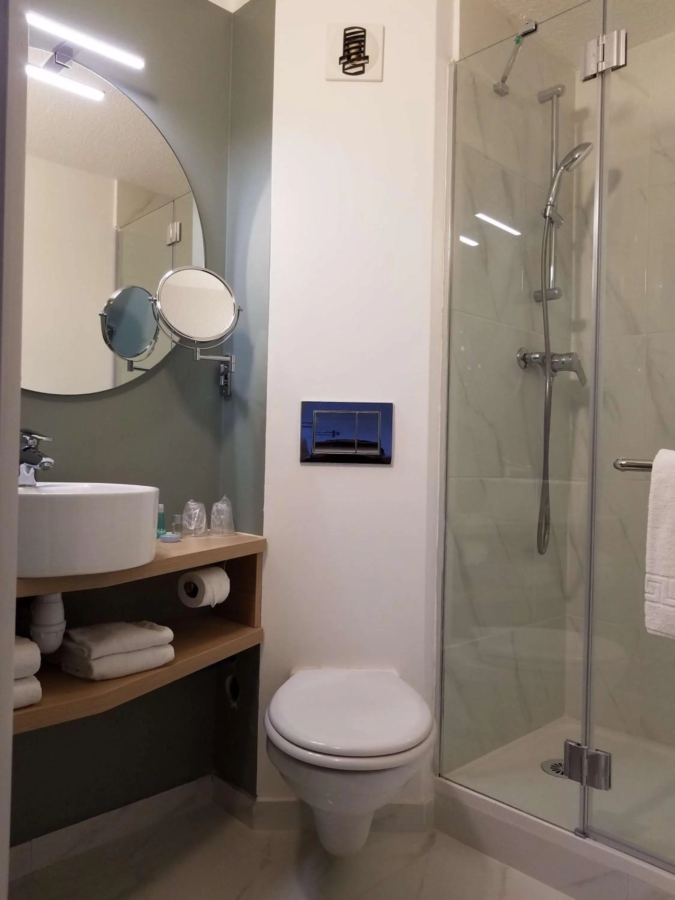 Bathroom in Brit Hotel Marseille Aéroport