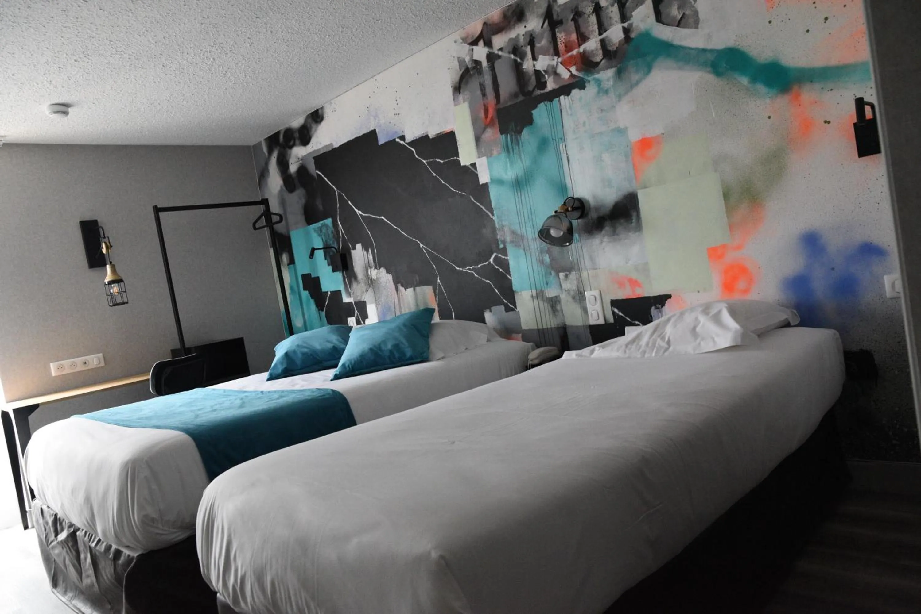 Photo of the whole room, Bed in The Originals Boutique, Hôtel Montélimar