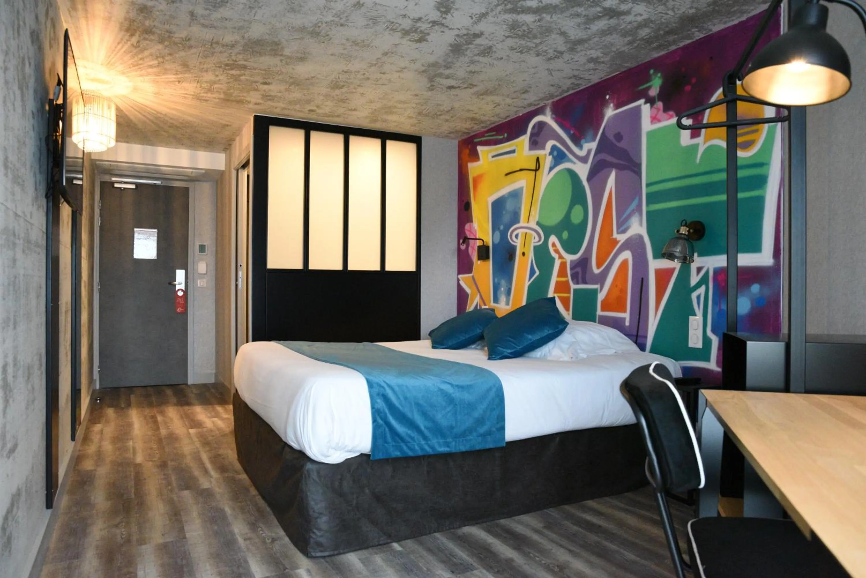 Bed in The Originals Boutique, Hôtel Montélimar