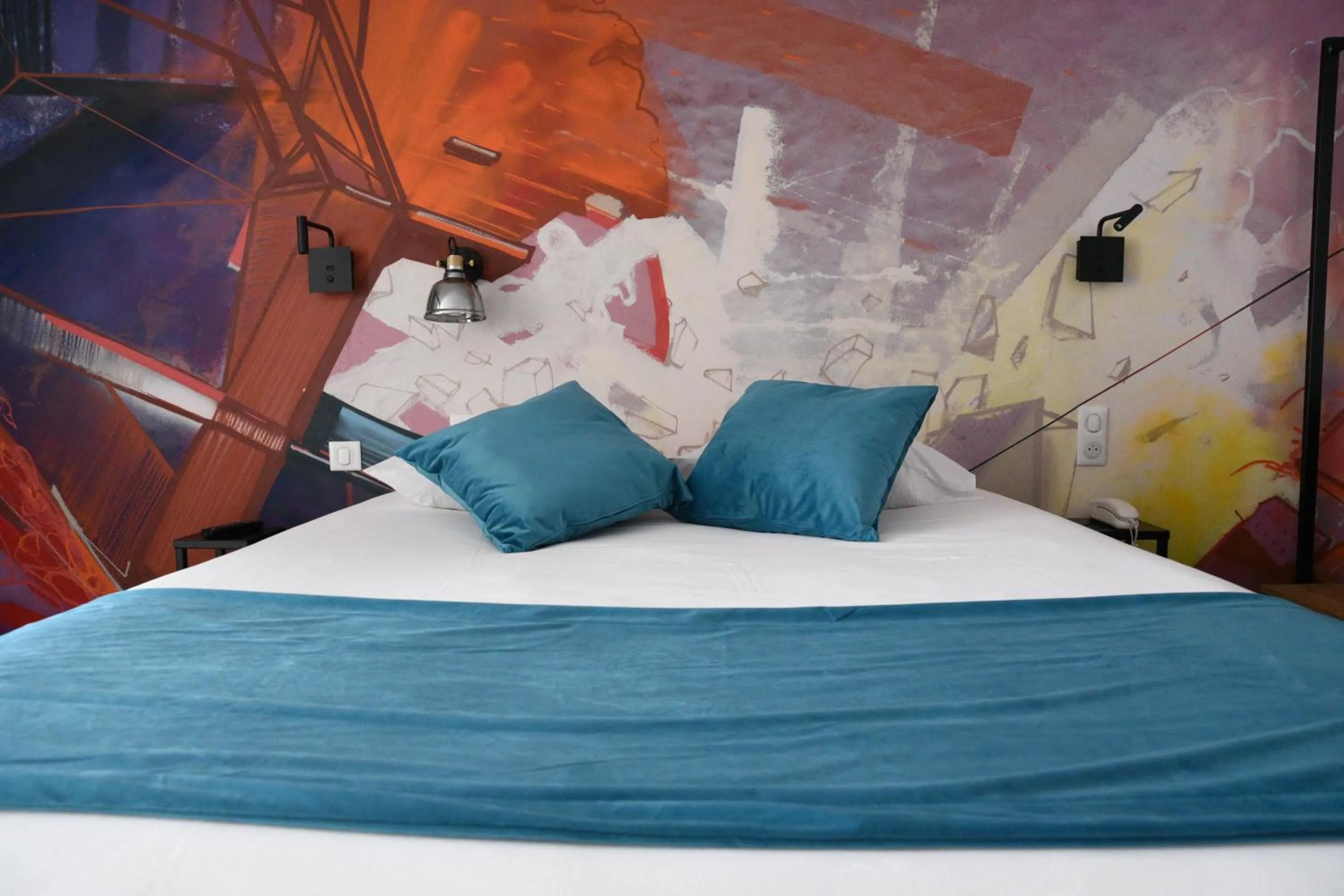 Bedroom, Bed in The Originals Boutique, Hôtel Montélimar