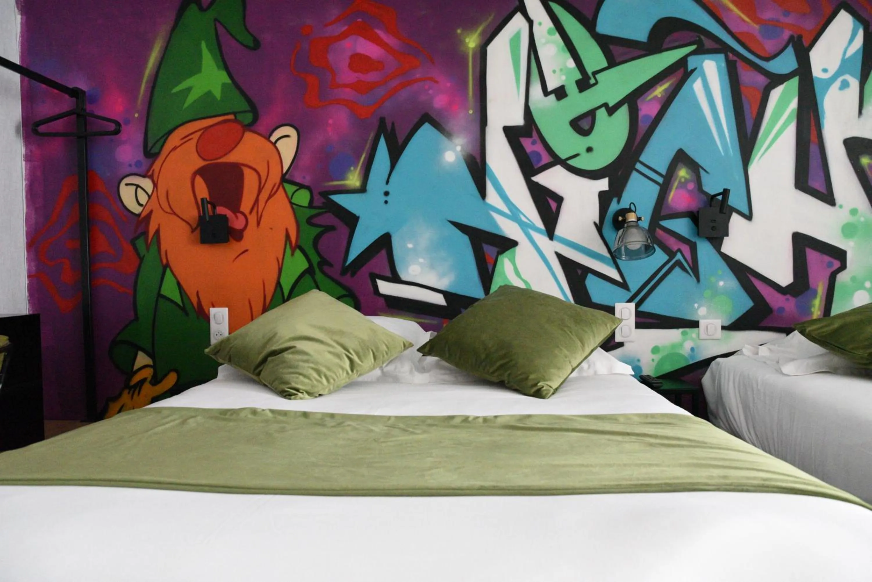 Bed in The Originals Boutique, Hôtel Montélimar