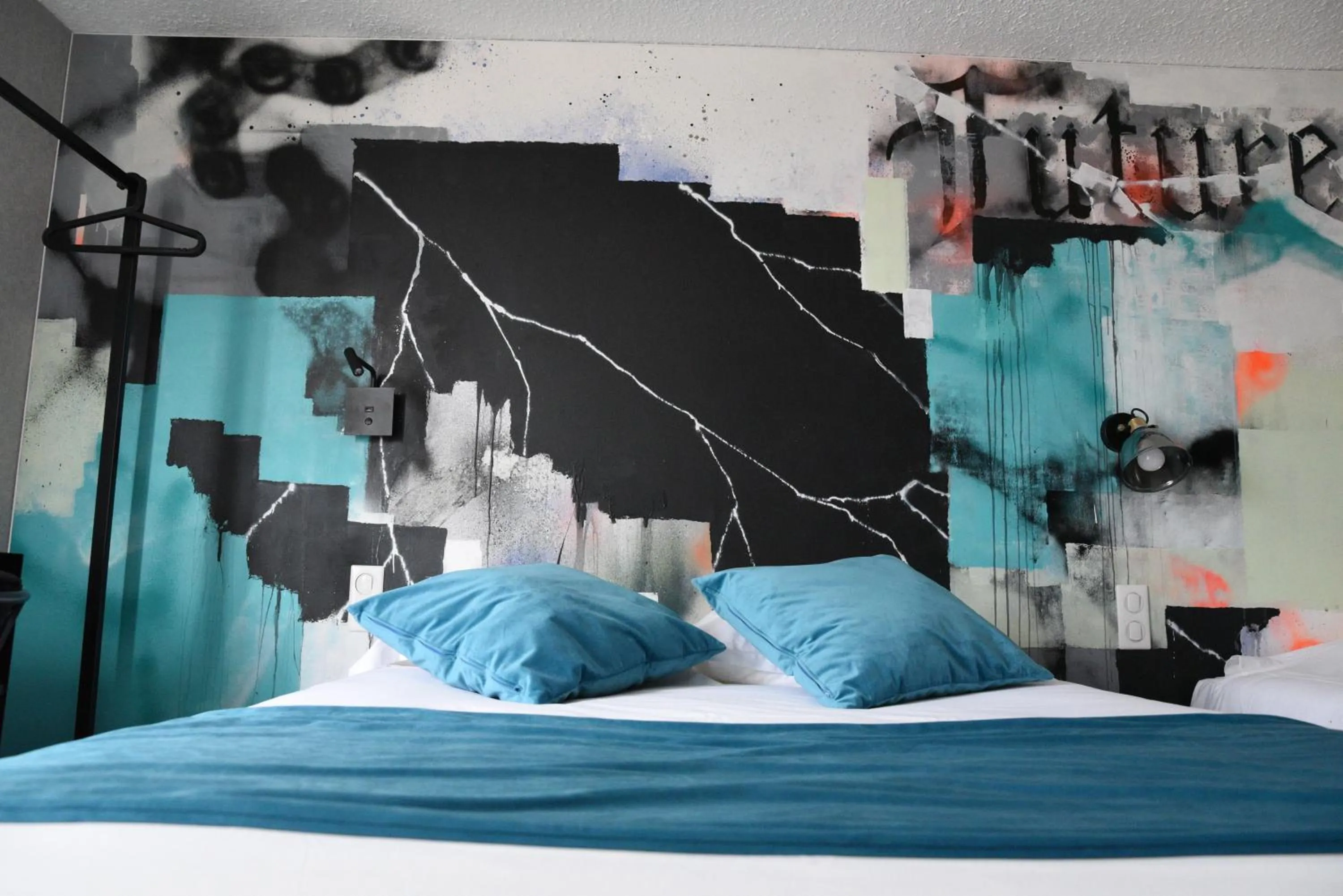 Bed in The Originals Boutique, Hôtel Montélimar