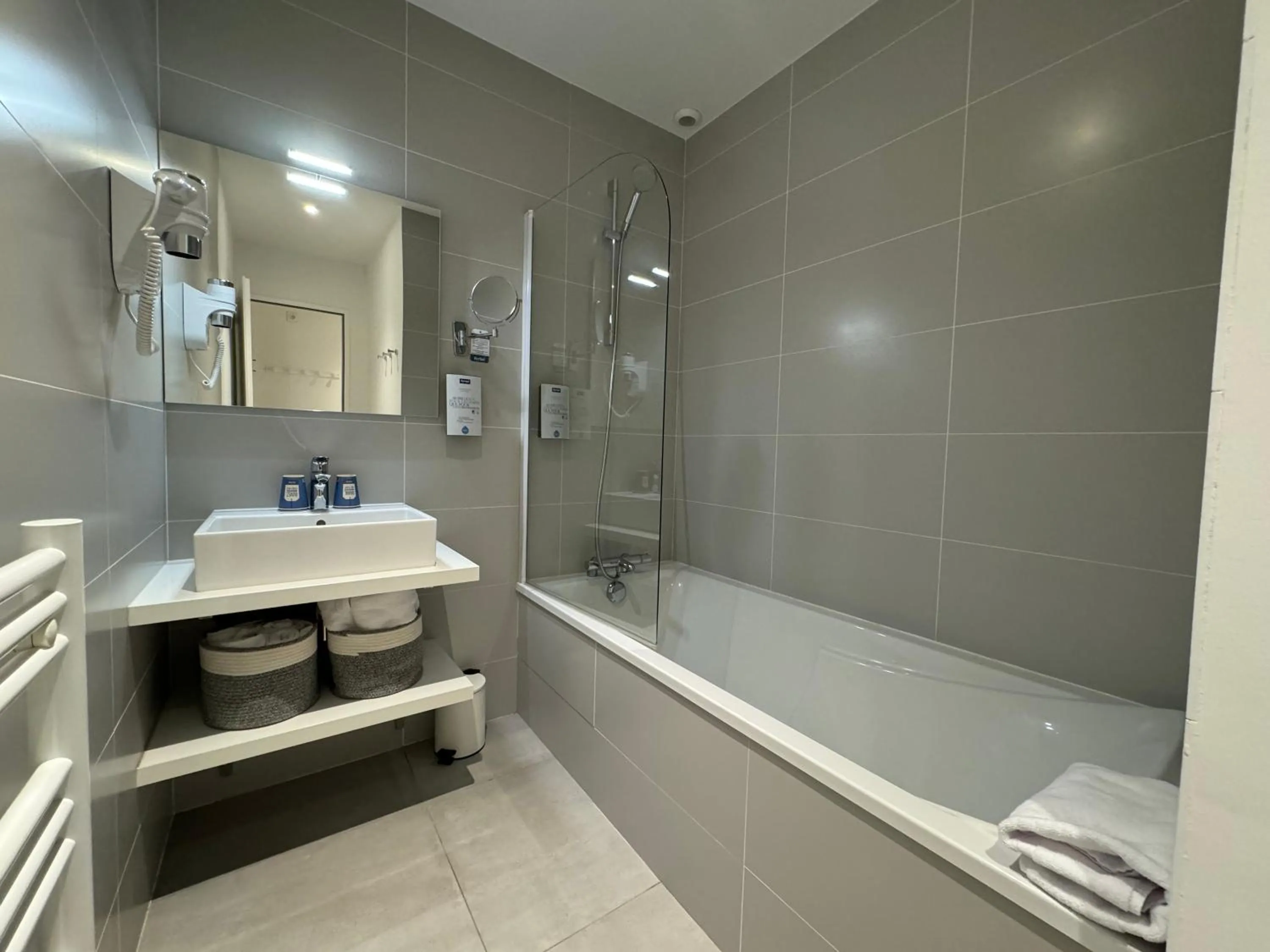 Bathroom in Kyriad Saumur Hyper Centre Hôtel, Appartements, Séminaires et SPA soins Sothys Paris